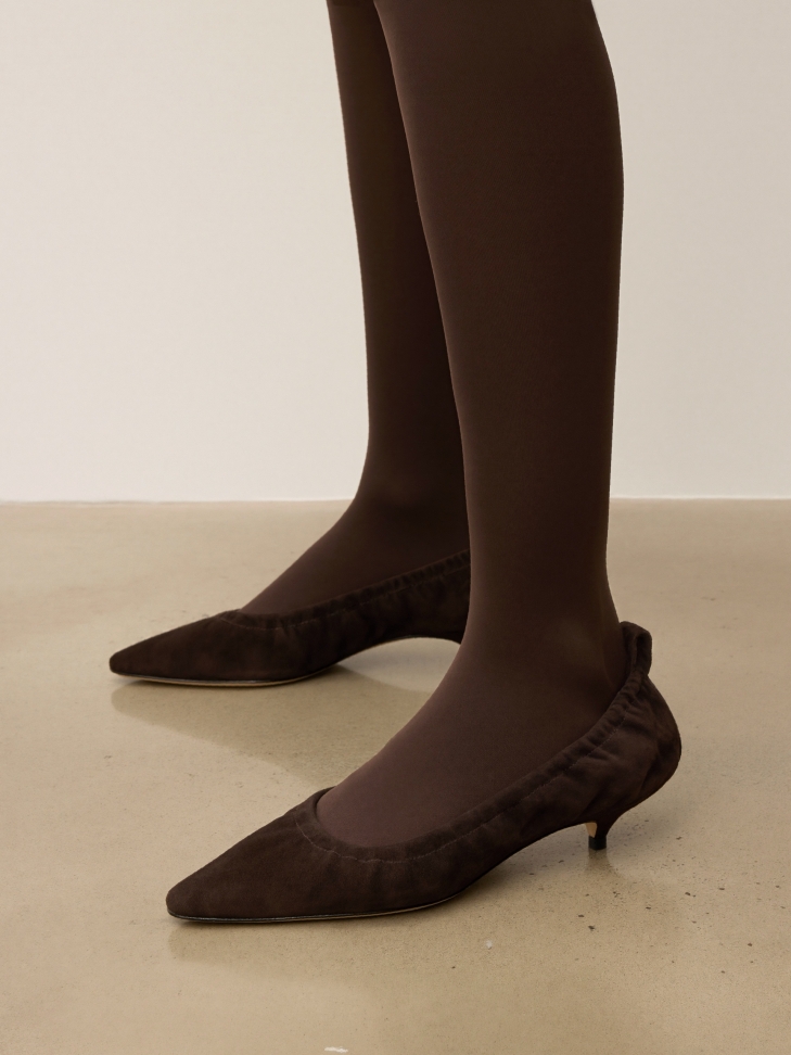 Dark brown rippled pumps