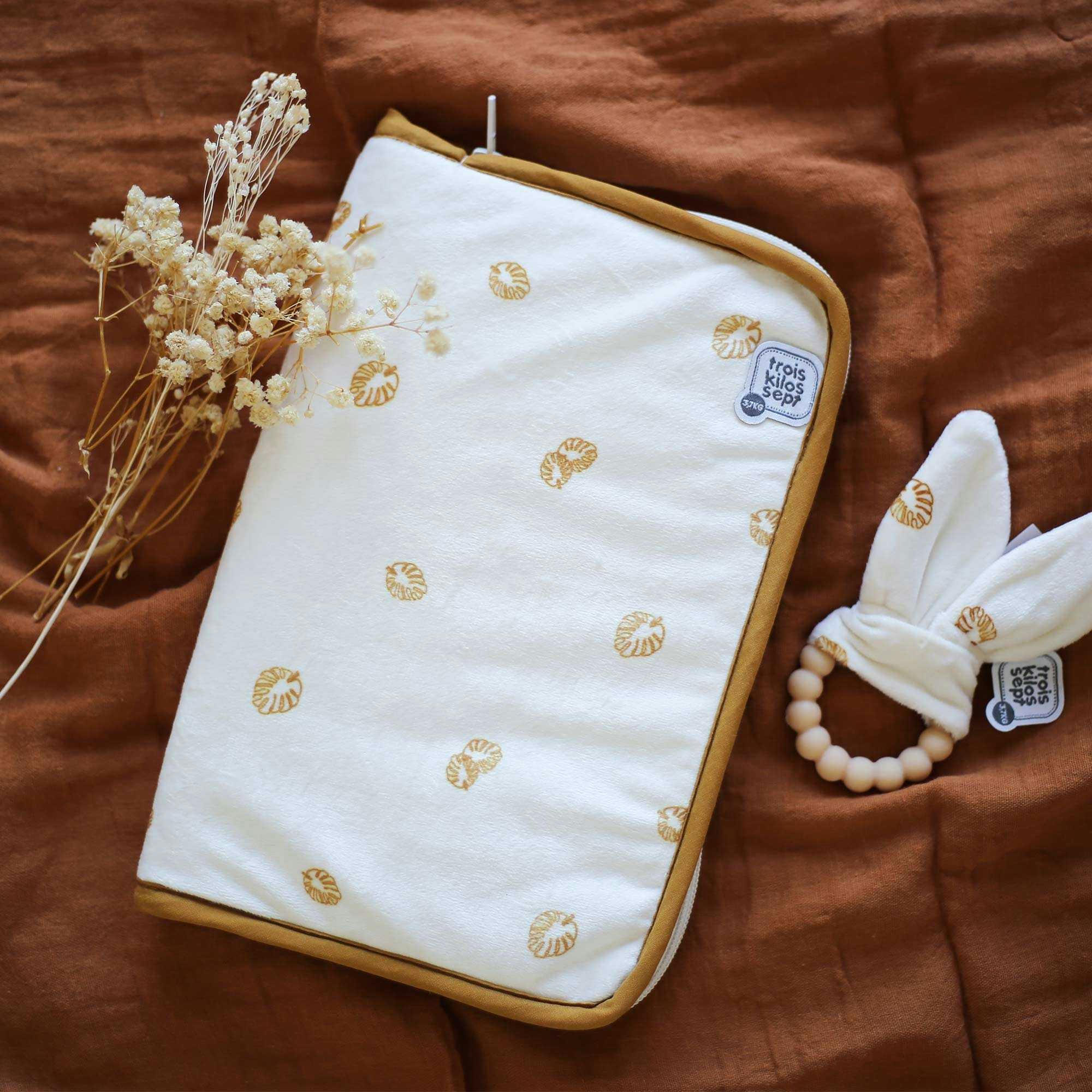 - Protège carnet de santé Cache-cache en forêt