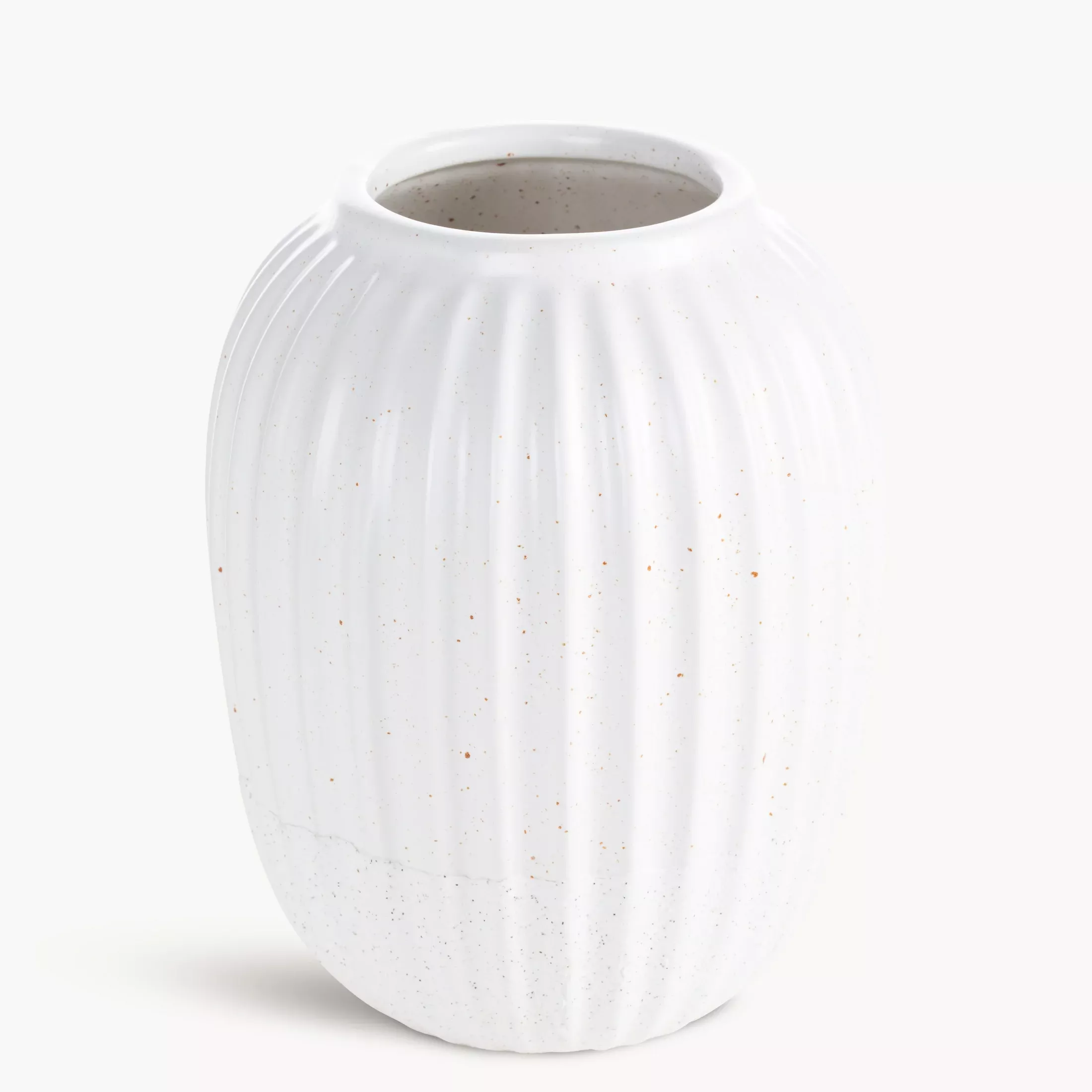 Wazon dekoracyjny biały zdobiony tłoczonym wzorem prążków 17x21 cm KAJLA