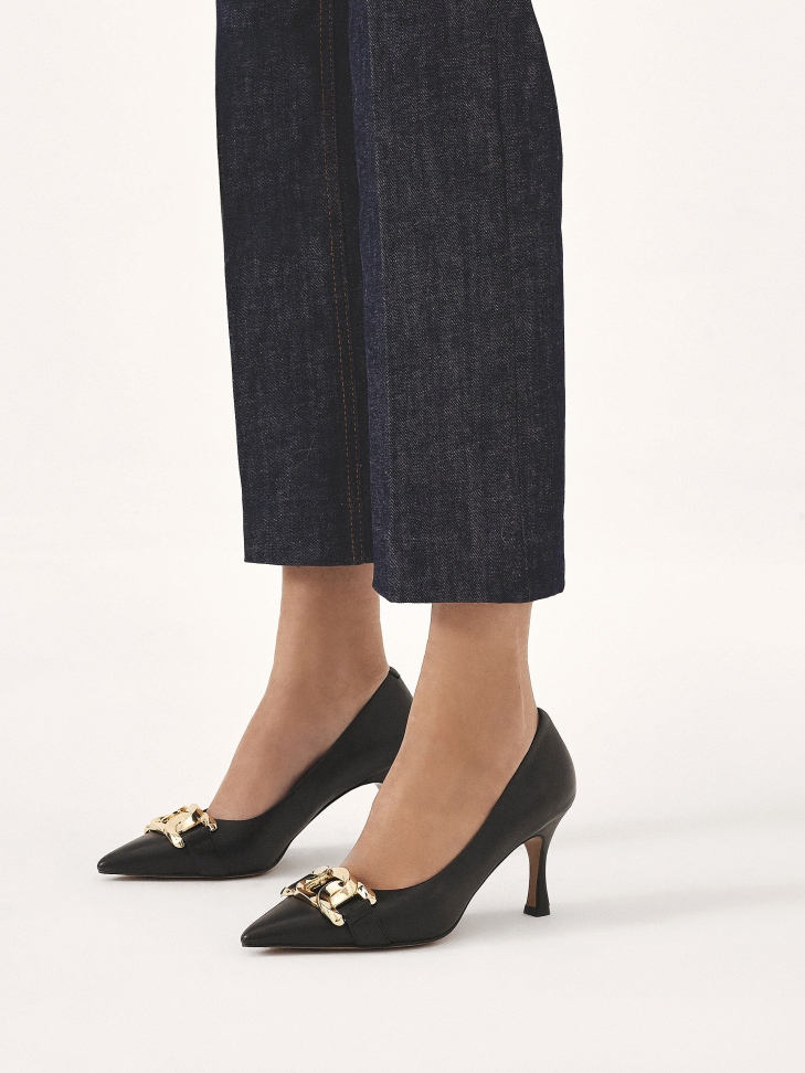 Timeless pumps with gold decoration on the nose