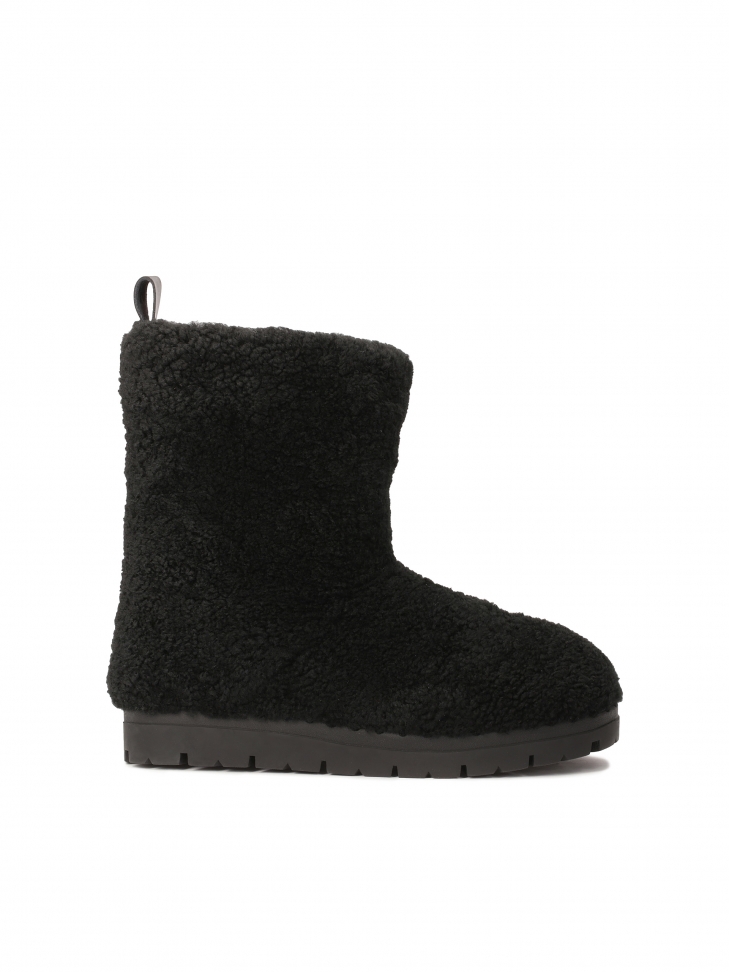 Black snow boots with sheep's wool