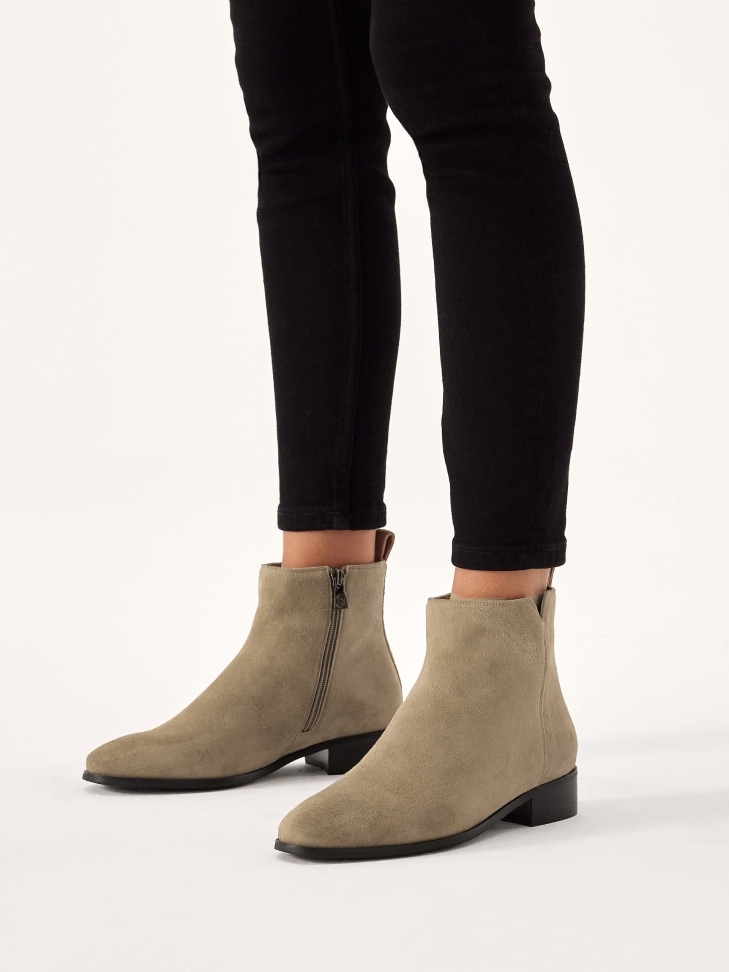 Suede flat-heeled boots