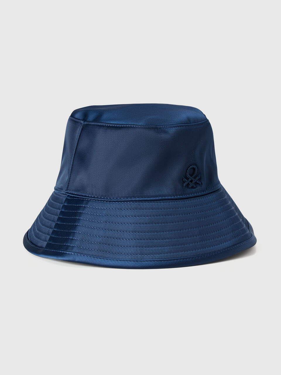 Reversible bucket style hat
