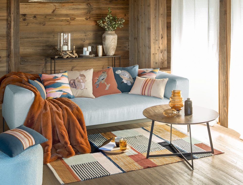 Coussin brodé rayuresAu sommet