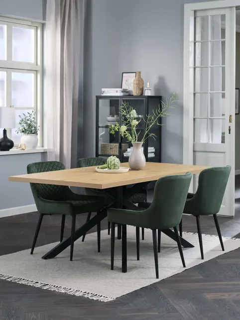 NORTOFT L200 bord varm eg + 4 PEBRINGE stole velour grøn
