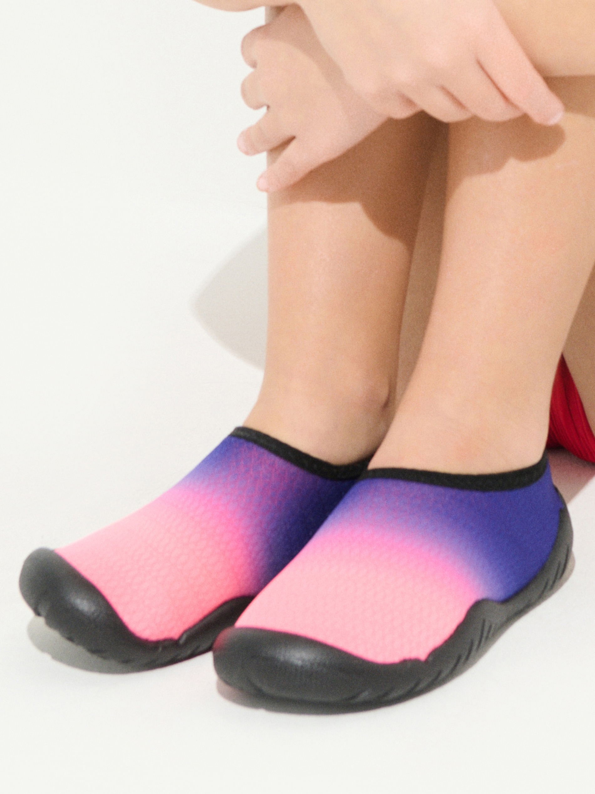 Buty plażowe w gradientowym wzorze