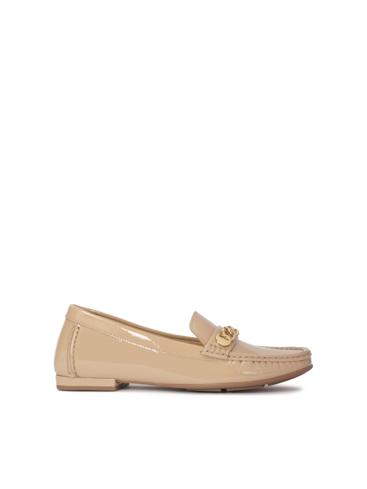 Patent leather moccasins with metal chain