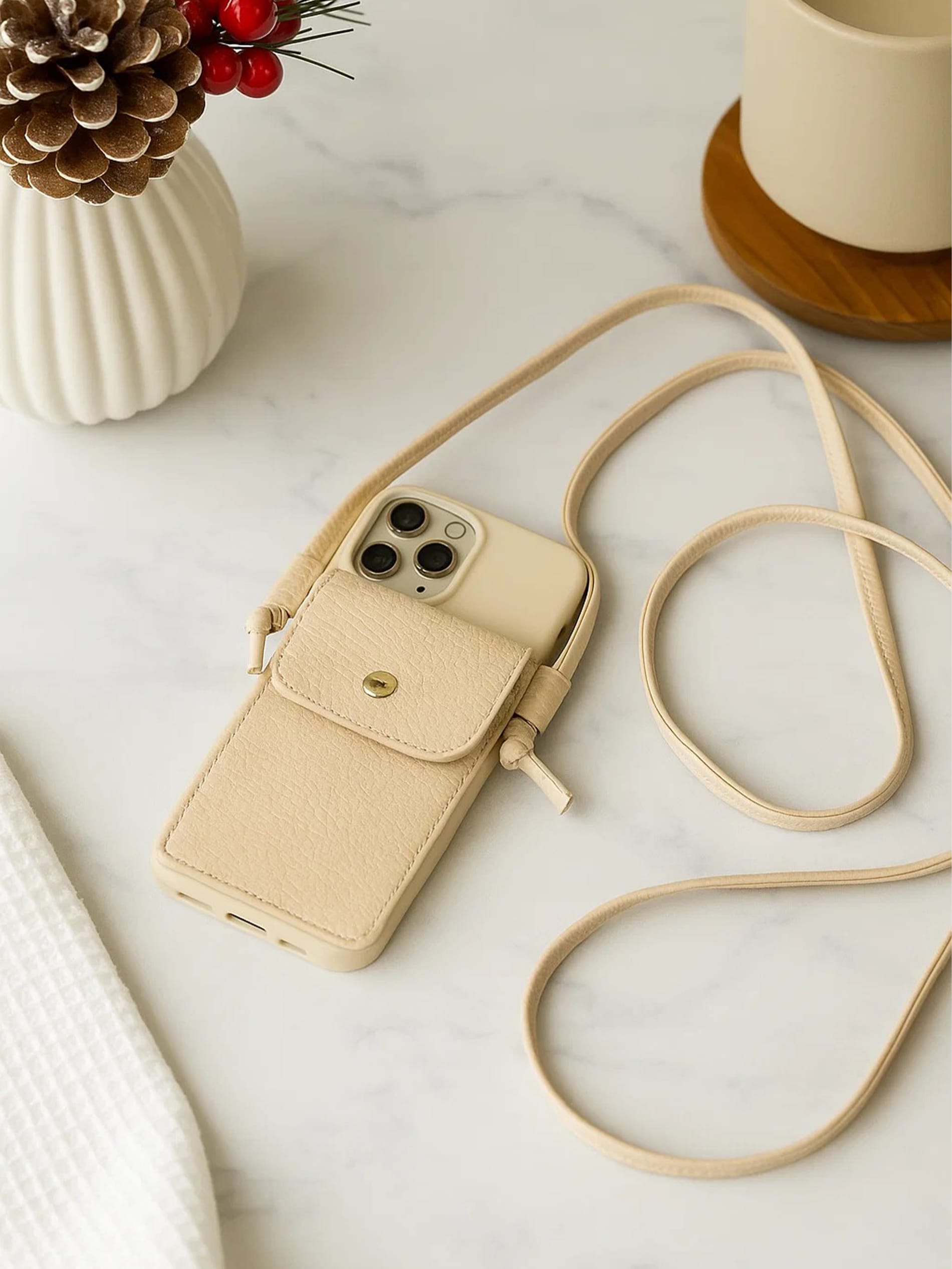 Etui na iPhone 13, 14, 15 na smyczy