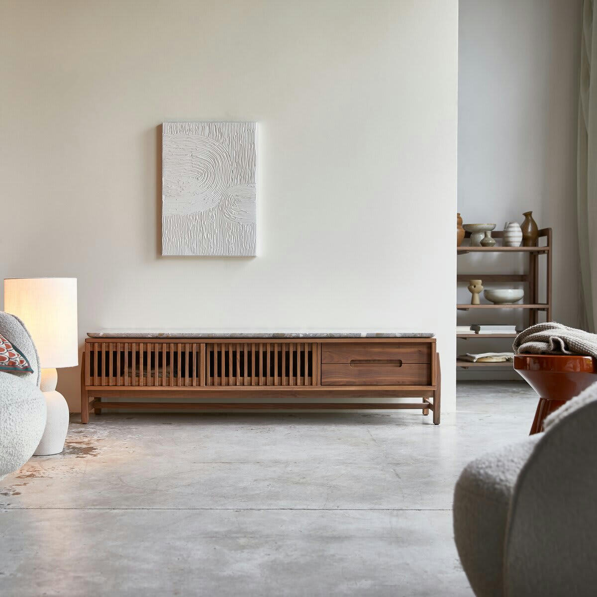 ISAURE - Meuble TV en noyer massif et terrazzo premium 175 cm