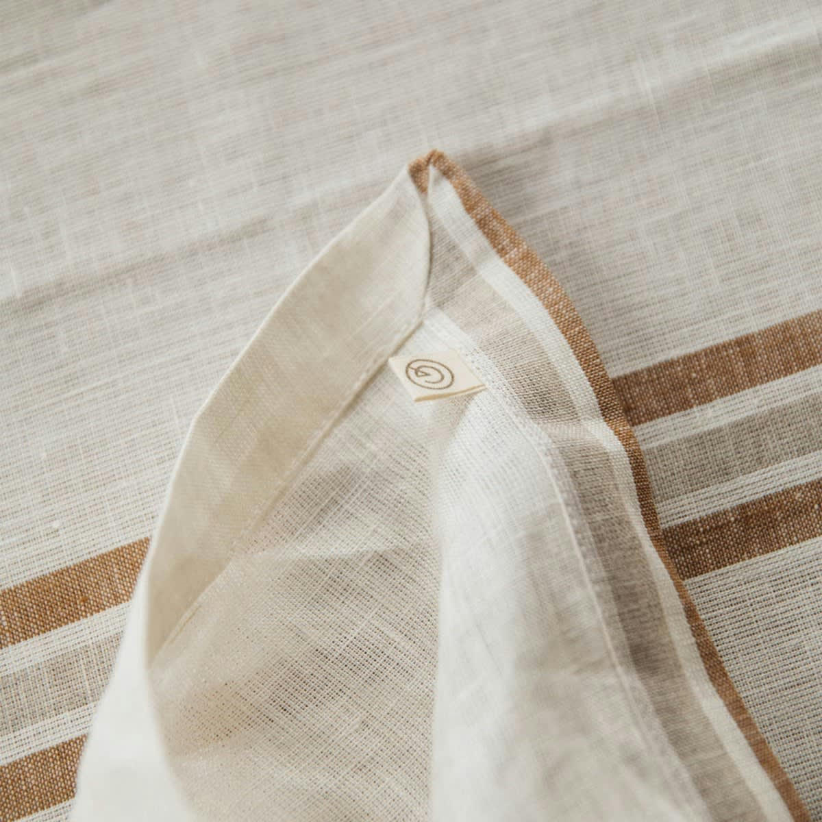 LA CABANE - Serviette en lin lavé larges rayures beige/blanc 45x45