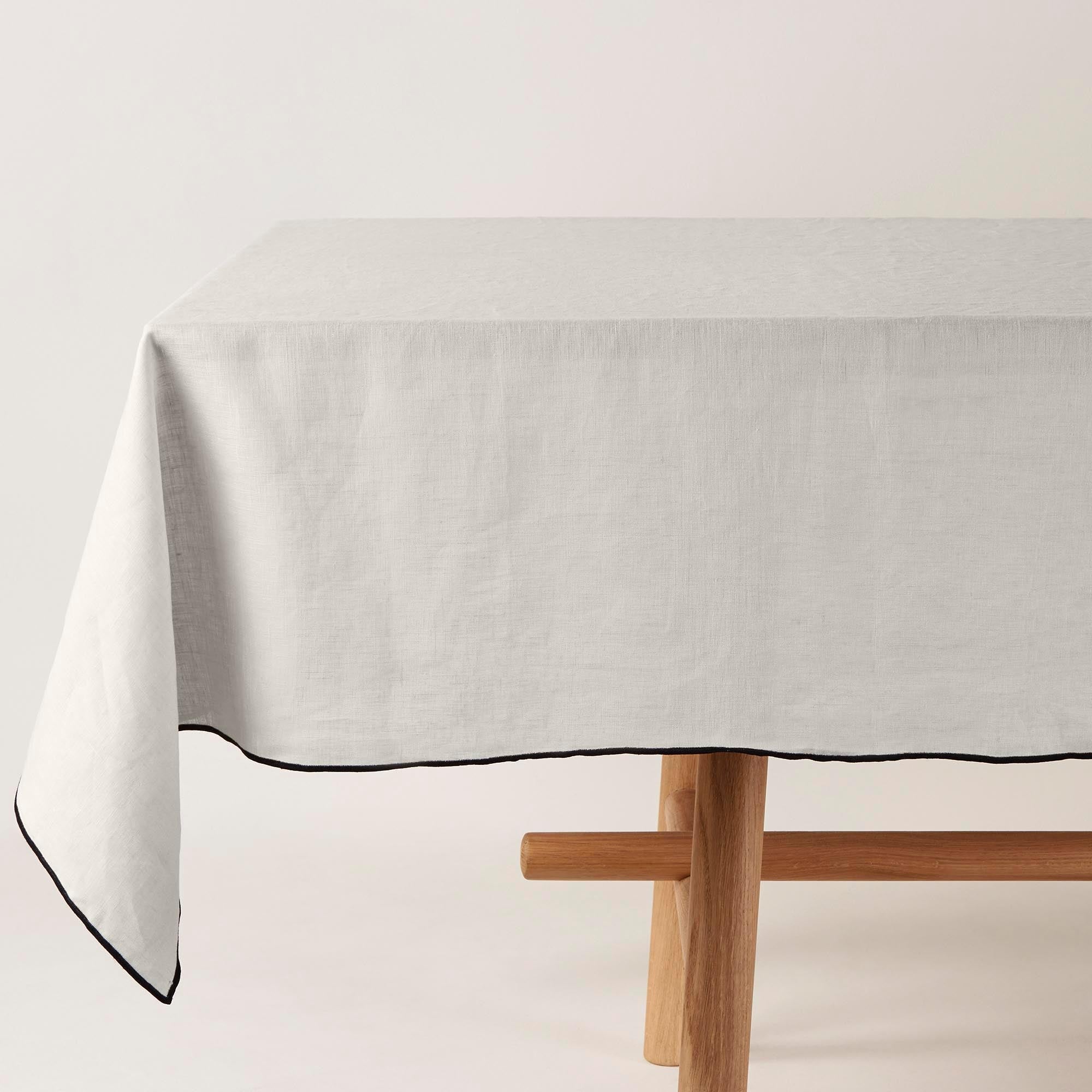 Madura Vierkant tafelkleed Carlina kalksteen en zwarte hommel 170x170 cm