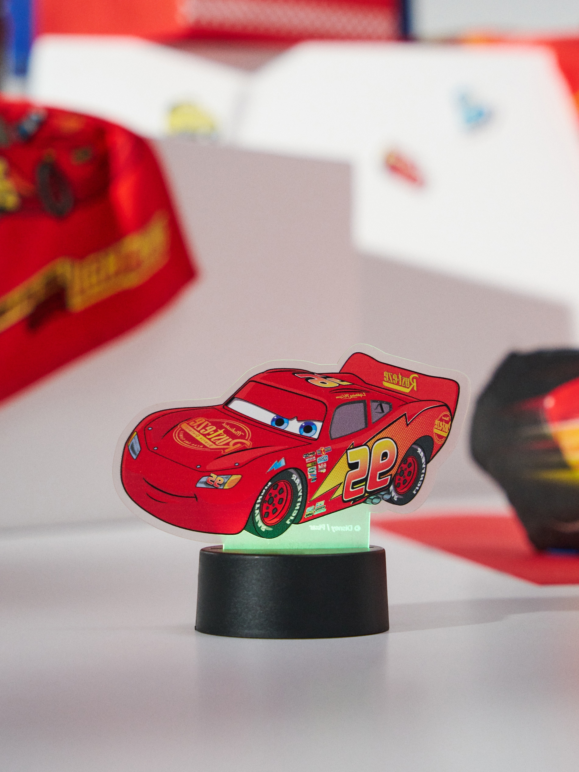 Lampka LED zmieniająca kolory z motywem Zygzaka McQueena Cars