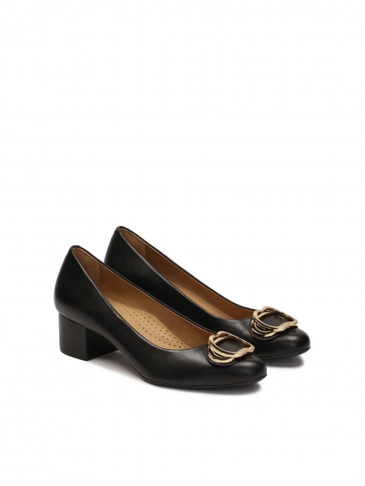 Low leather pumps with metal embellishment