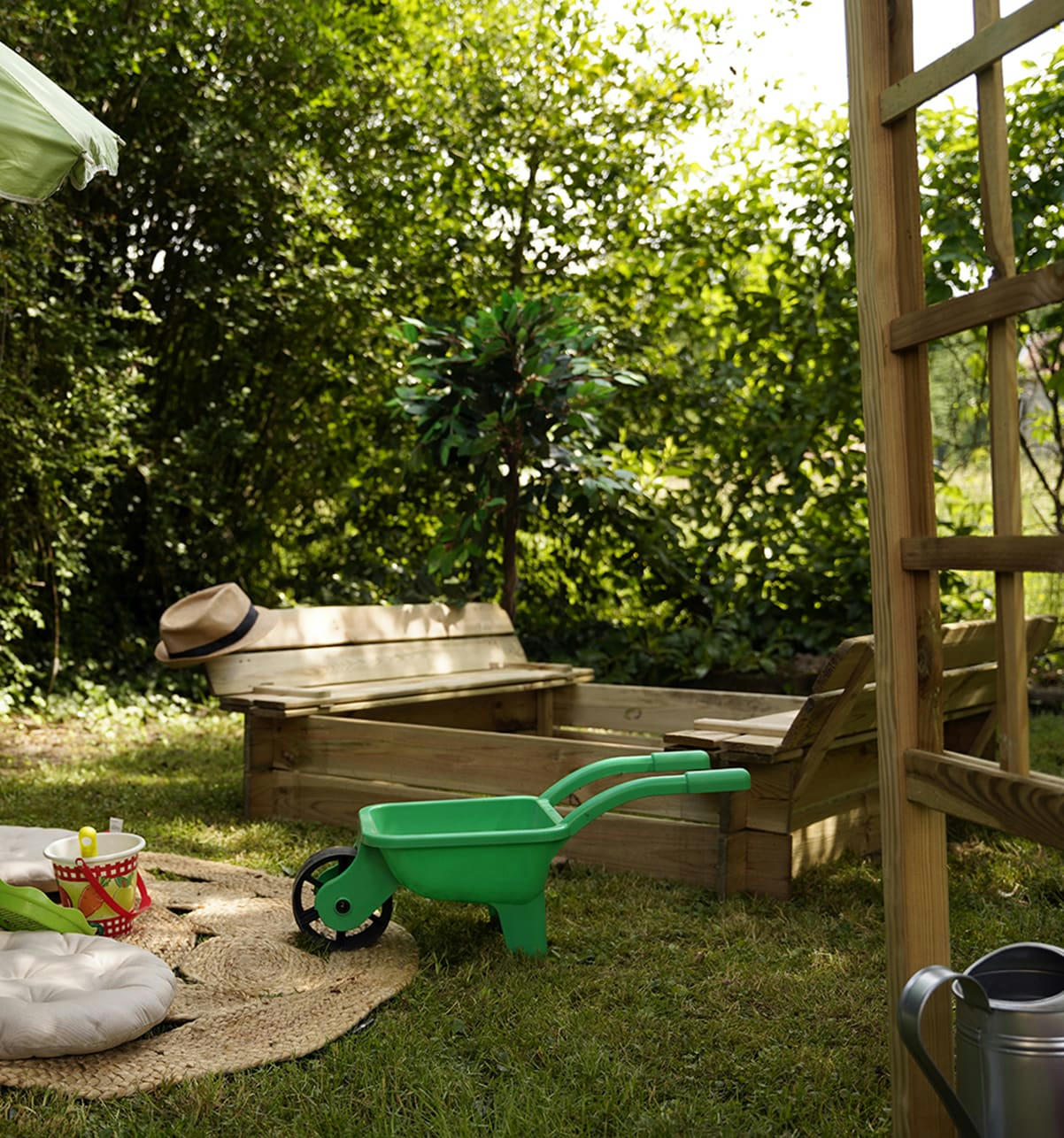 - Bac à sable avec bancs intégrés en pin