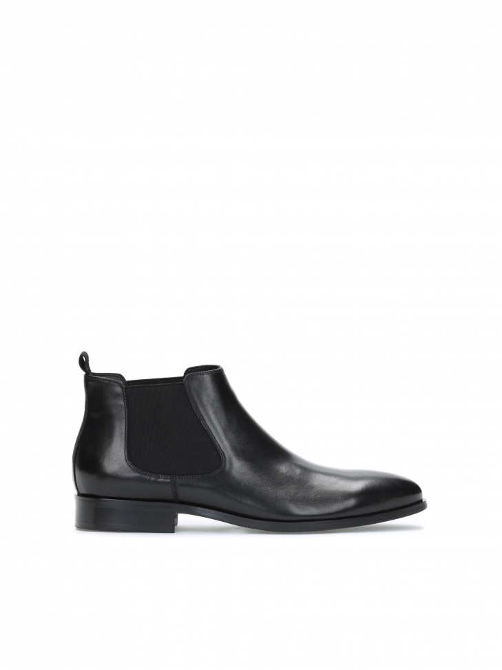 Men’s black Chelsea boots