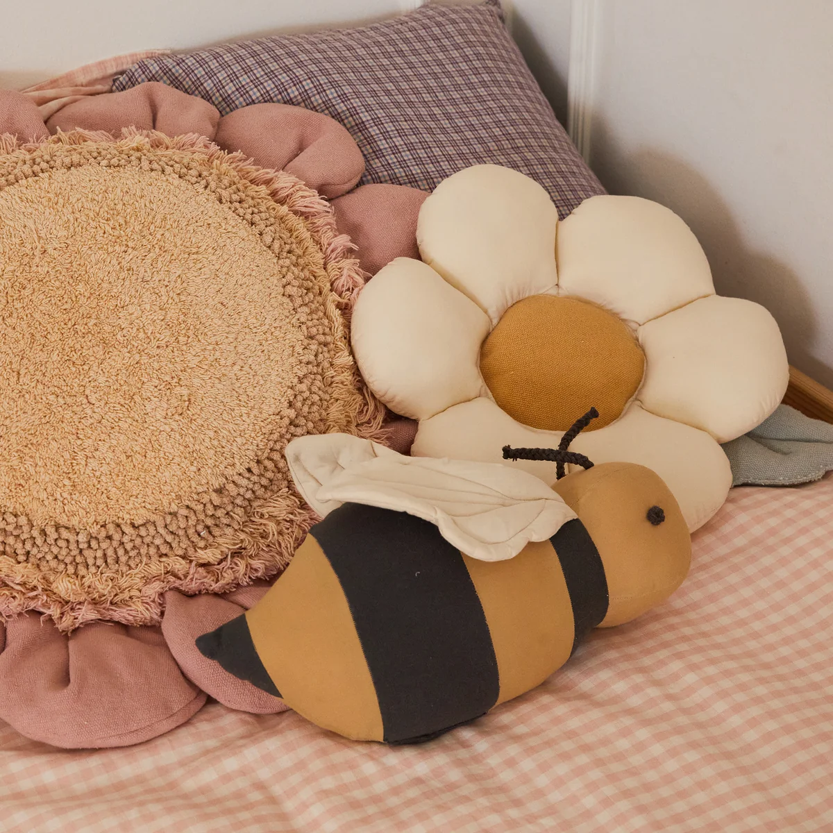 Lorena Canals - Little Daisy Kissen, Ø 35 cm, dark honey / blue sage / natural