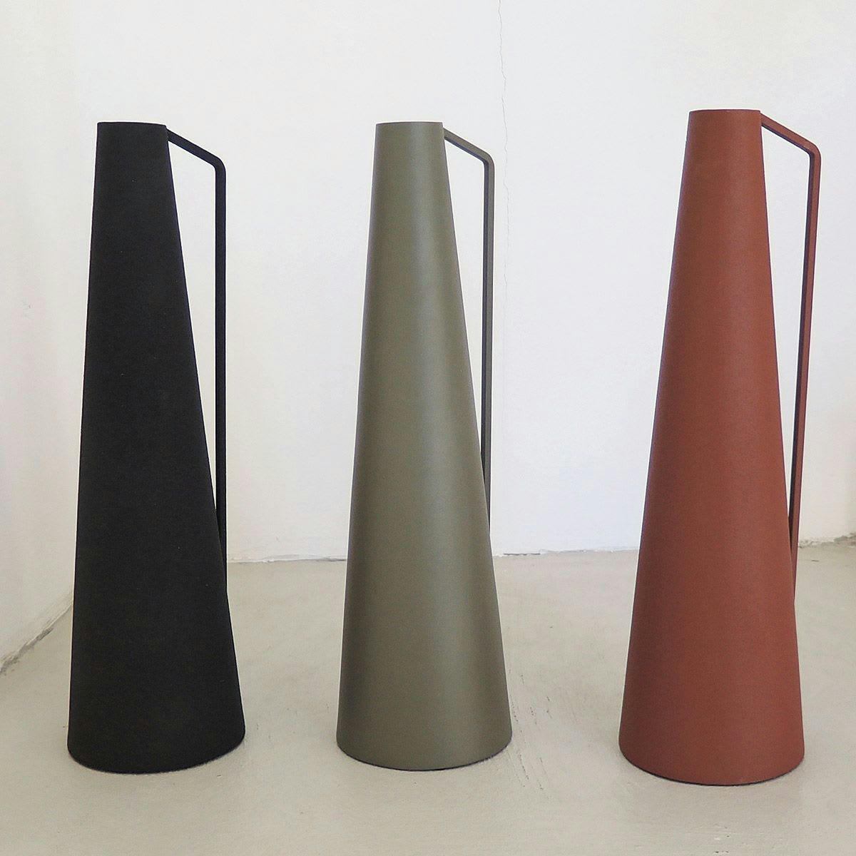 - Vase conique à anse en métal