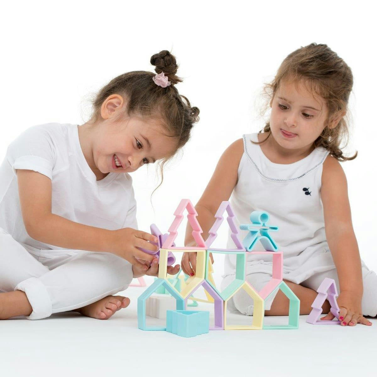 - Personnages + maisons + arbres en silicone x 3  Pastel