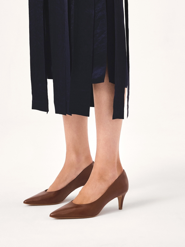 Brown low stiletto pumps