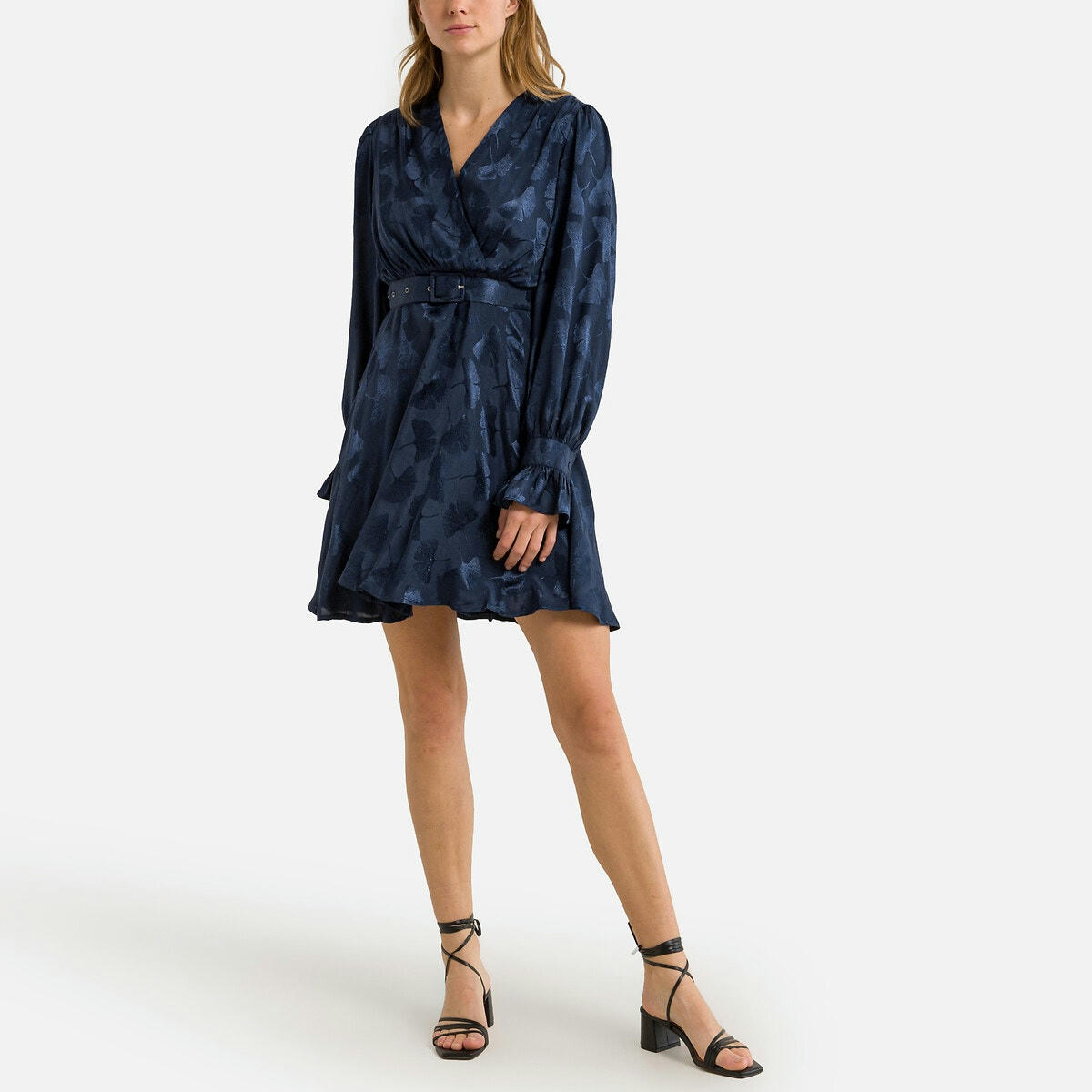 Robe satinée ceinturée
