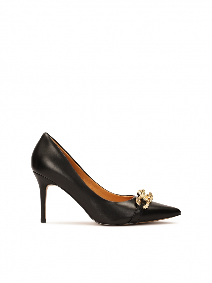 Classic black heeled pumps decorated with chain with crystals