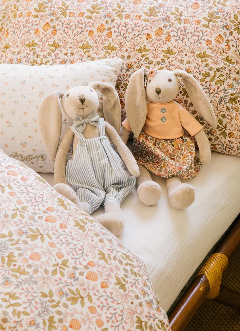 PELUCHE EN FORME DE LAPIN MULTICOLORE