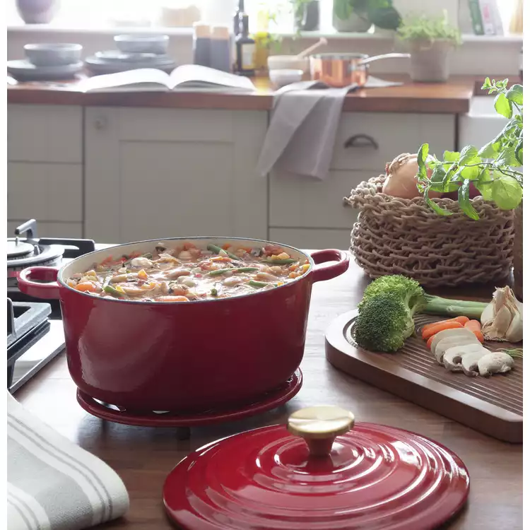 Habitat 3.3 Litre Cast Iron Casserole Dish - Red