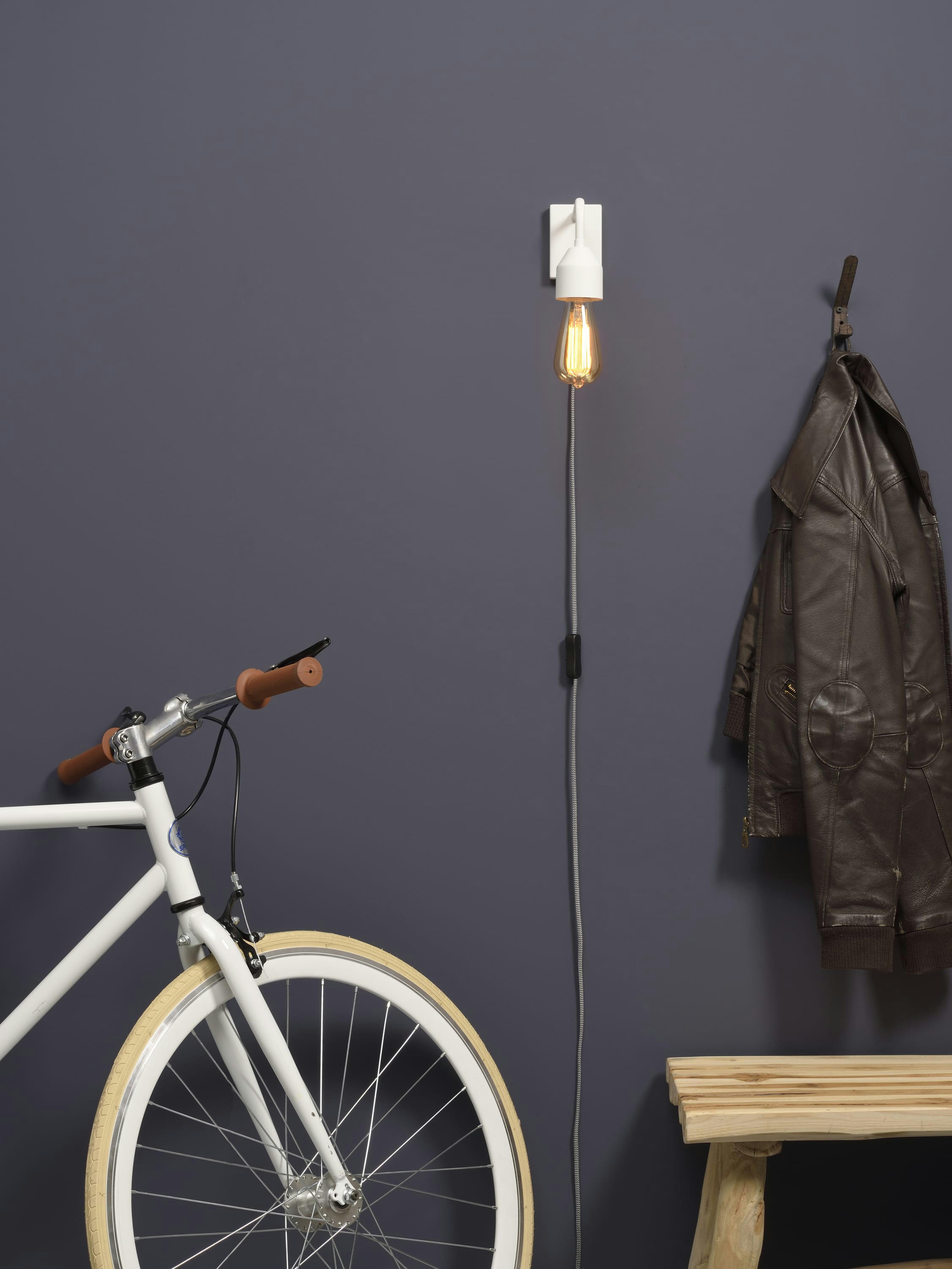 MADRID - Applique murale en métal blanc avec prise H14cm