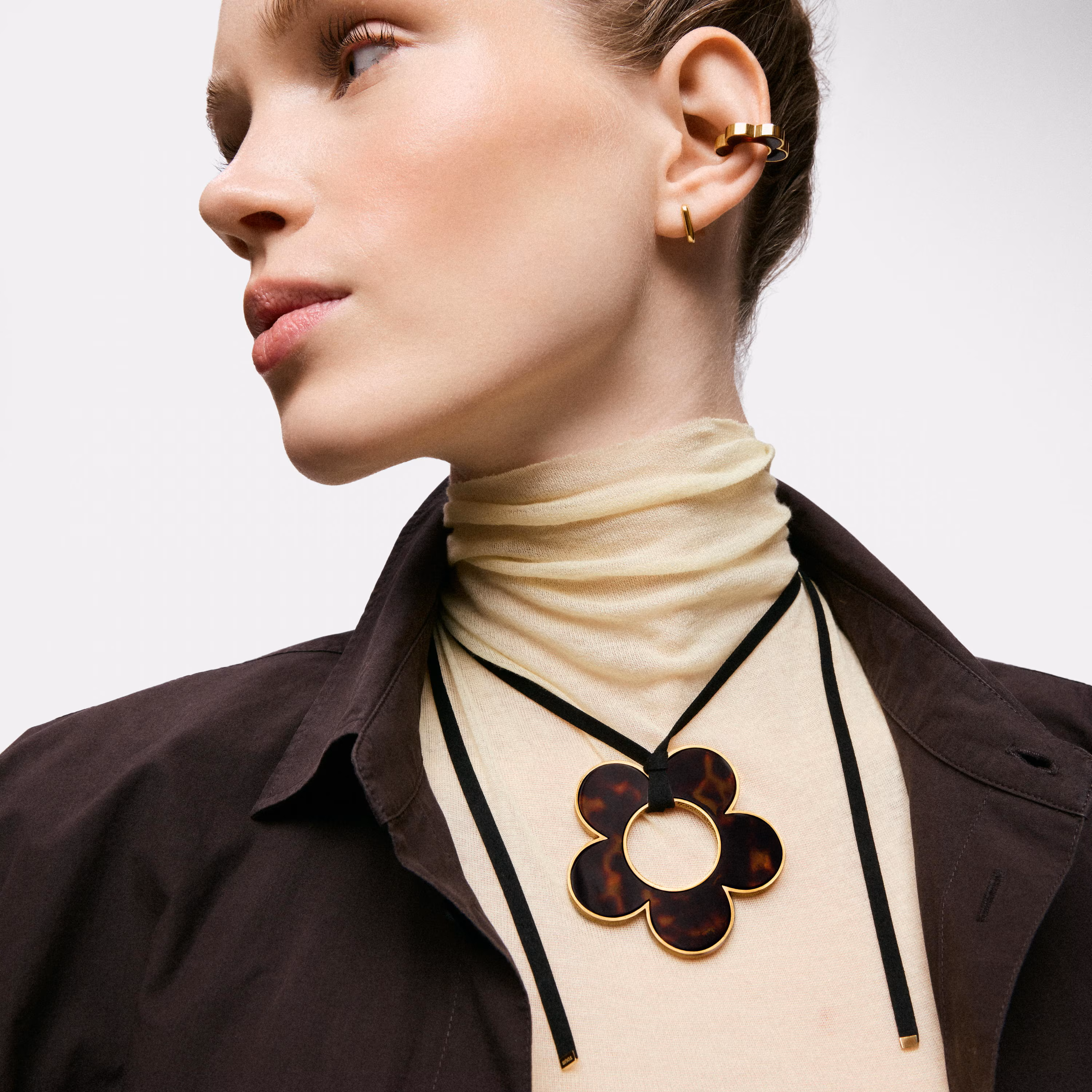 Collar flor de acero dorado, resina carey y cordón negro 60 mm Galaxy
