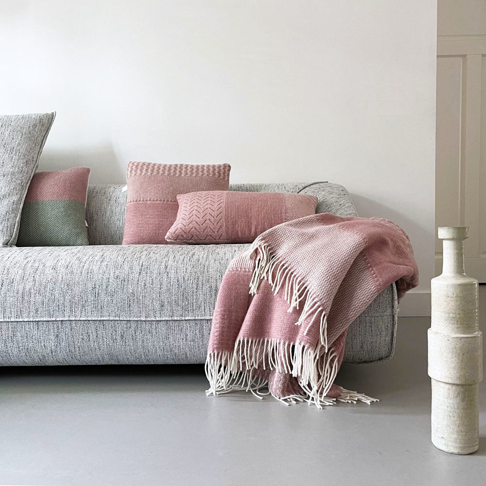 Malagoon Uptown Wool Sierkussen 35 x 60 - Roze