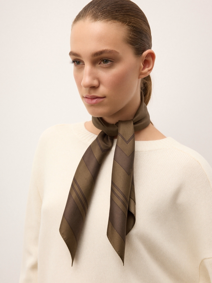 Elegant square-shaped scarf