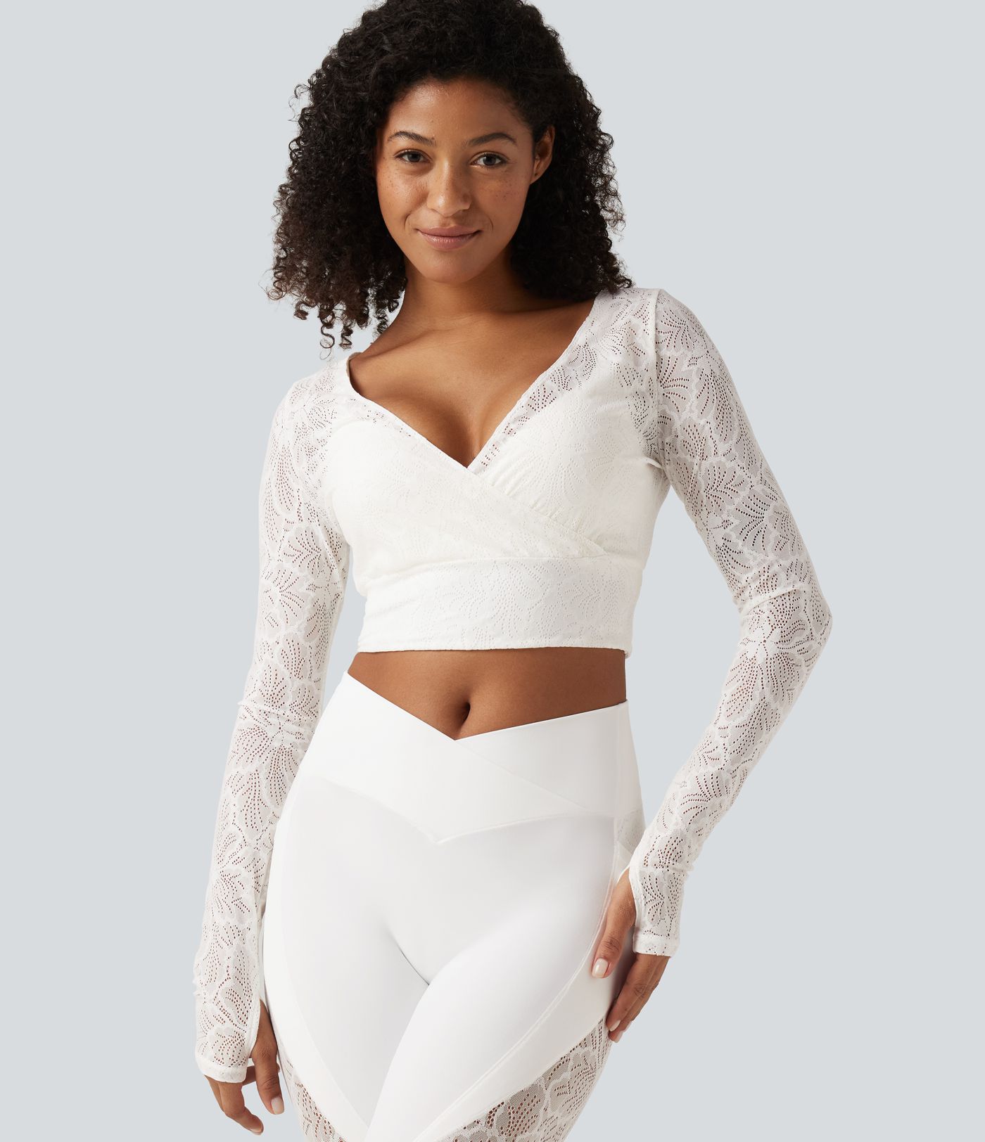 Haut de sport yoga SoftlyZero™ à col V profond, manches longues et dentelle contrastante