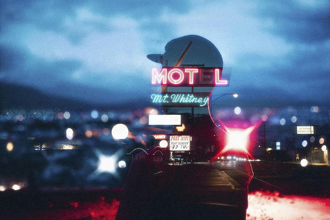 MIDNIGHT MOTEL - Photographie d'art de Chester Wade 30x45 cm sur plexi