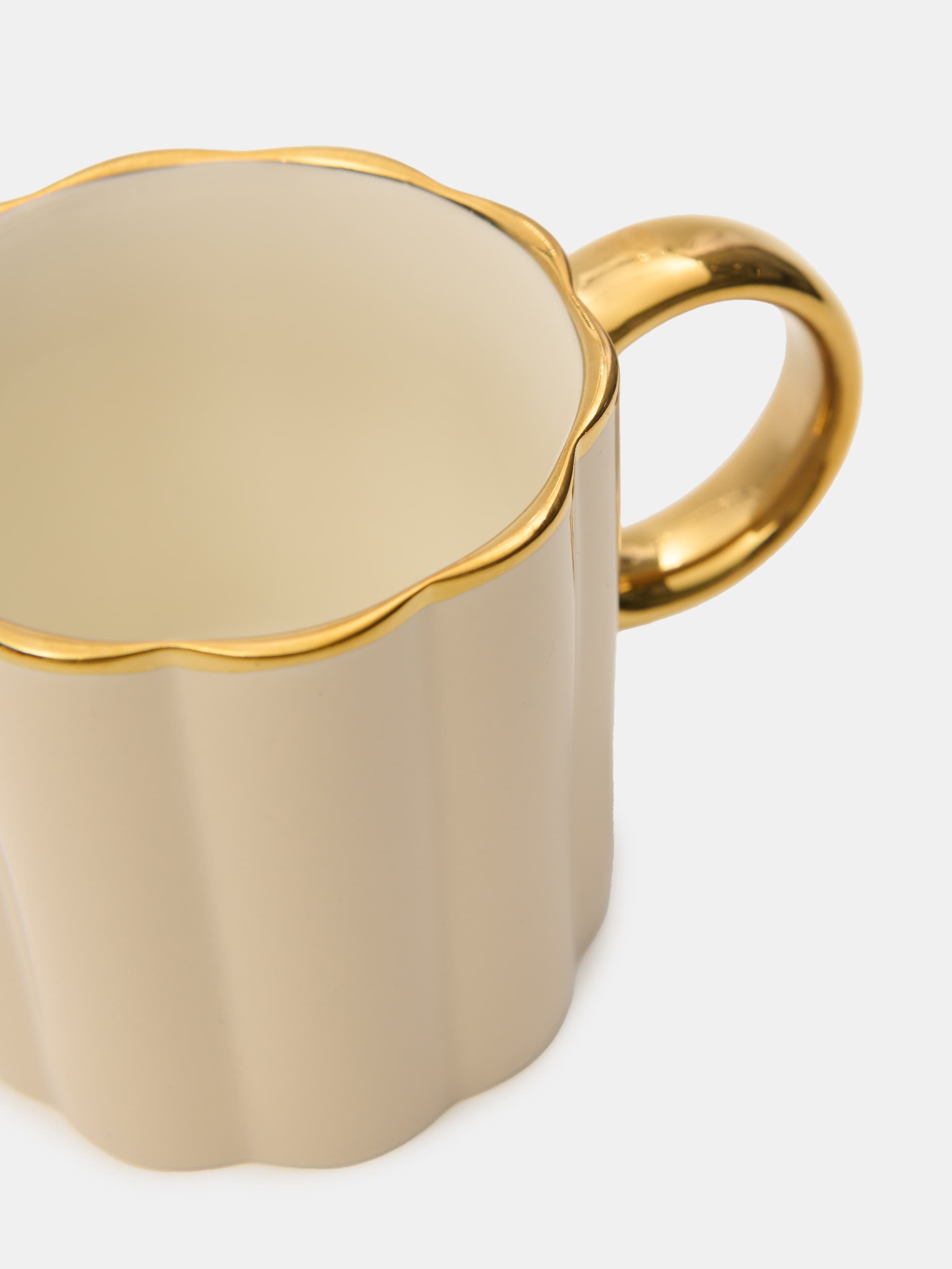 Ceramiczny kubek z ryflowowaniem i złotym uchwytem