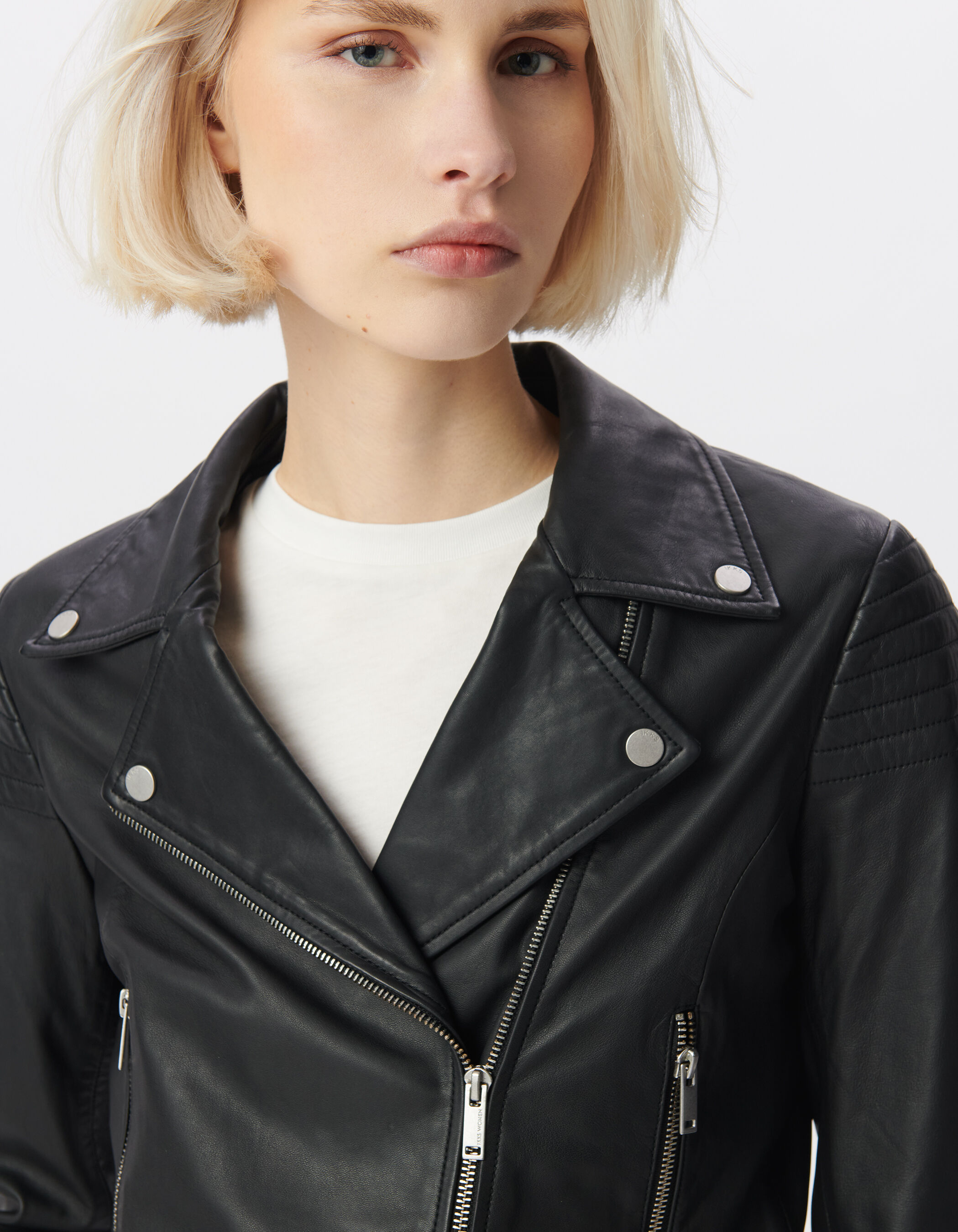 Blouson court noir cuir épaules matelassées Femme