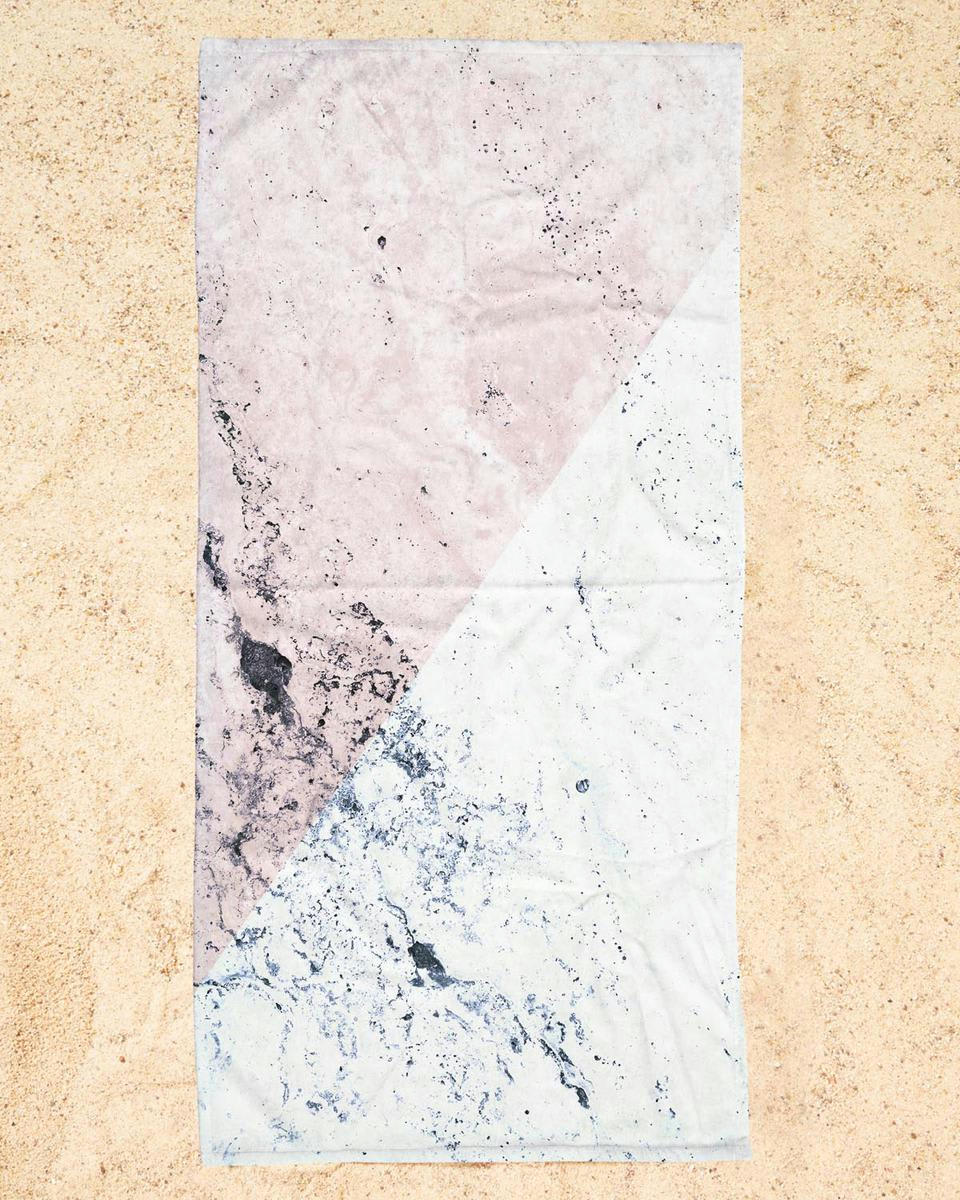 ROSE GEO MARBLE - Serviette de plage en éponge-velours en blanc & gris 90x180