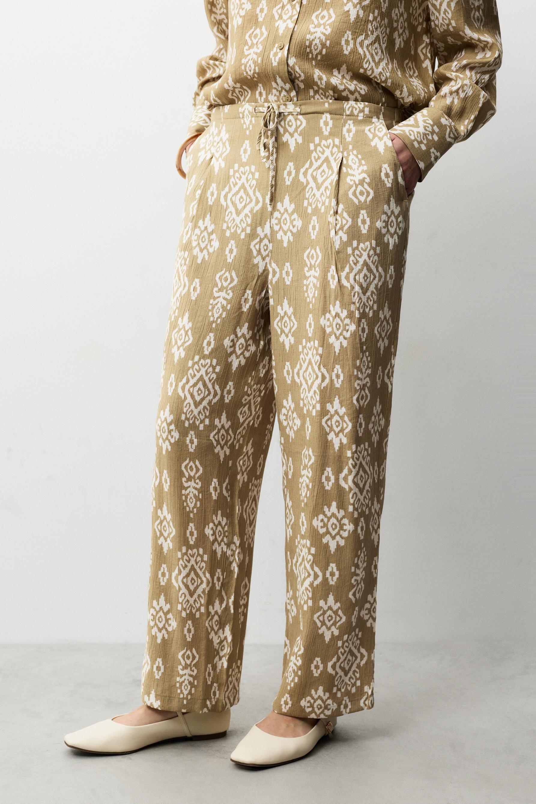 Pantalón textura pinzas