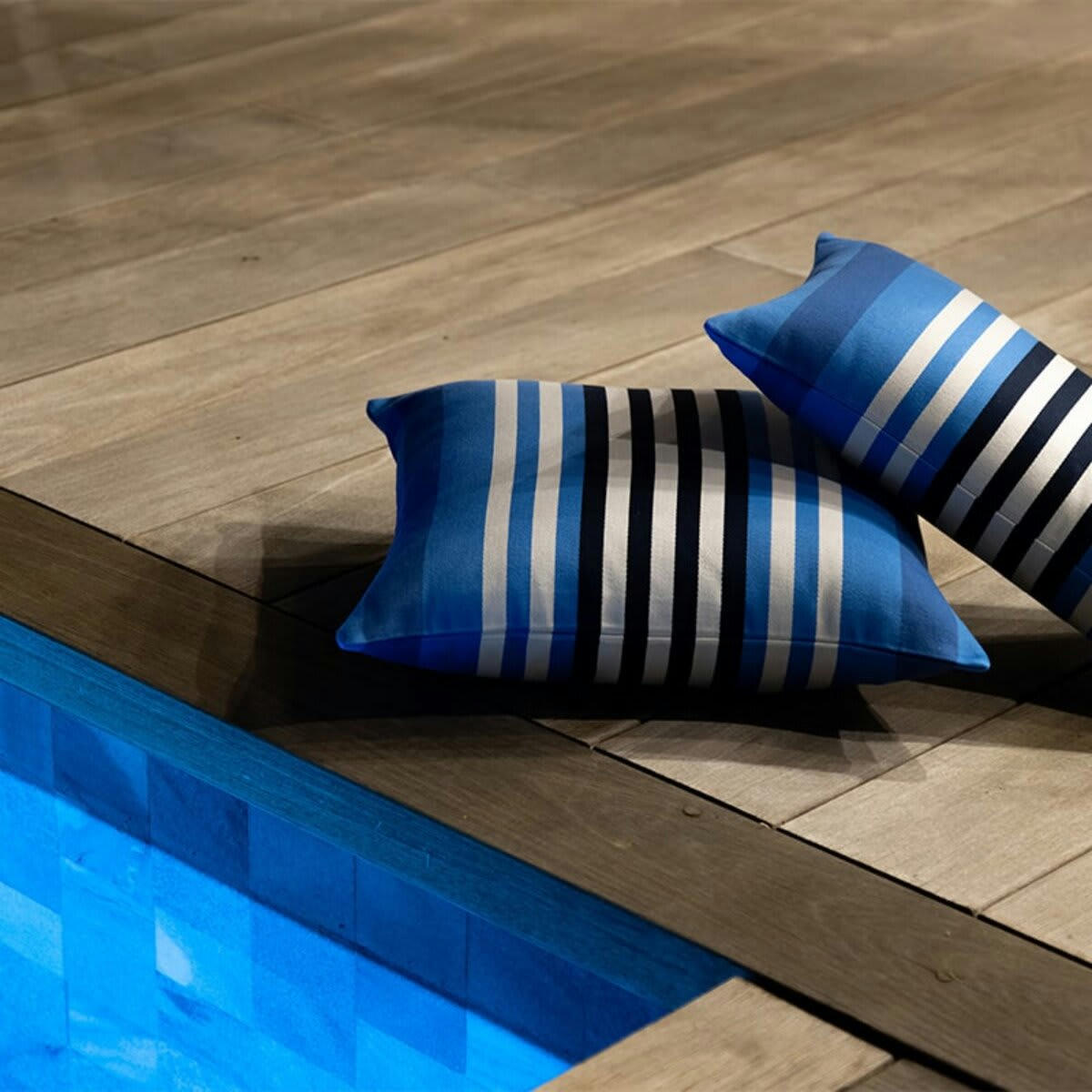 AINHOA - Housse de coussin satin de coton bleu 40x40 cm