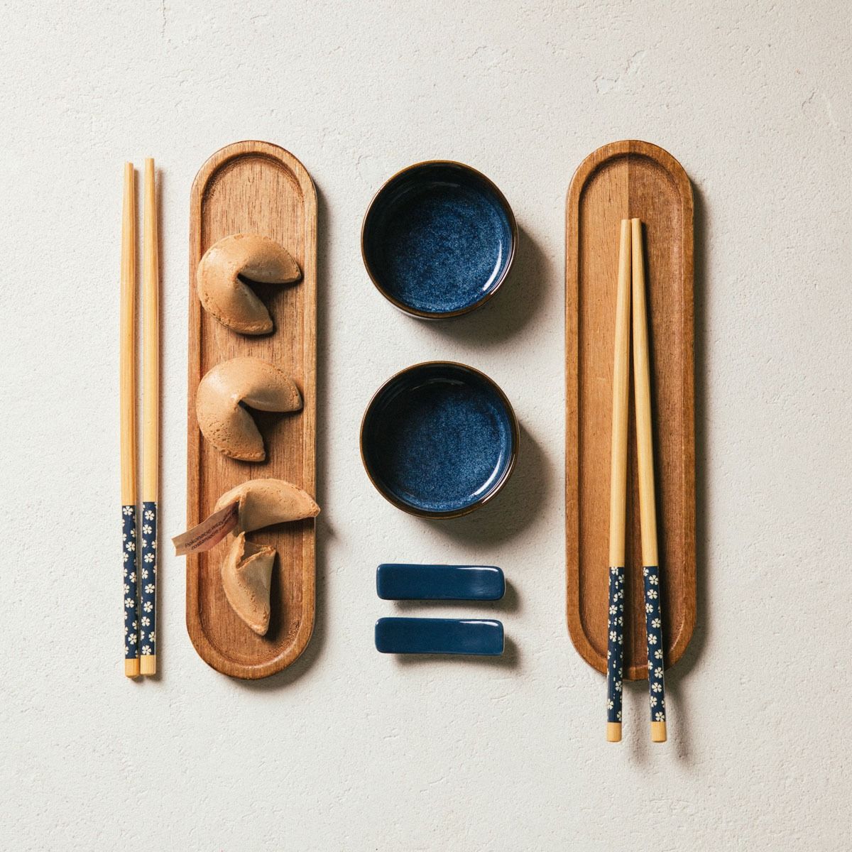 Zestaw AKITA do sushi z granatowymi miseczkami i akacjowymi deskami 8 el.