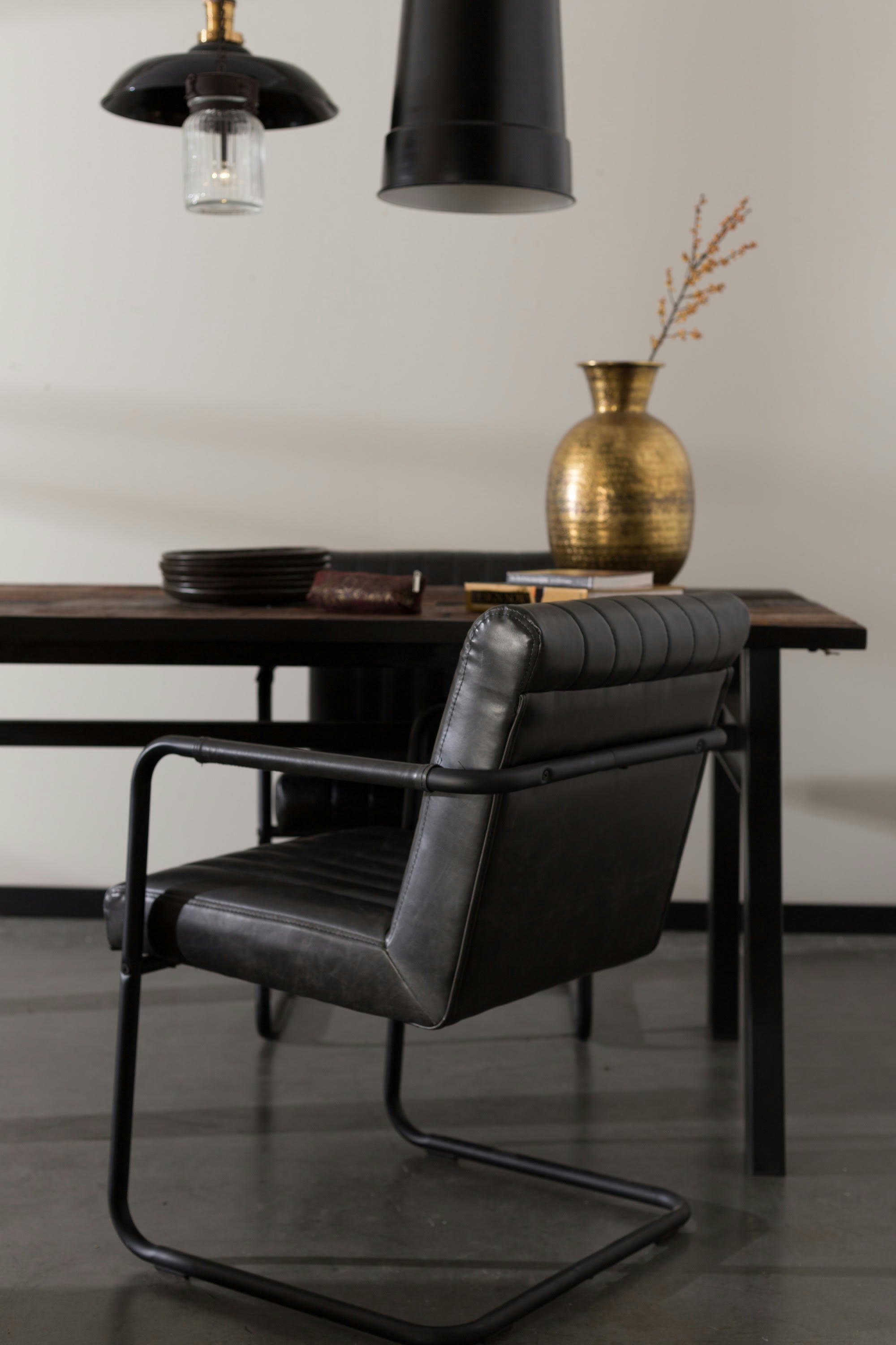 STITCHED - Fauteuil en cuir noir