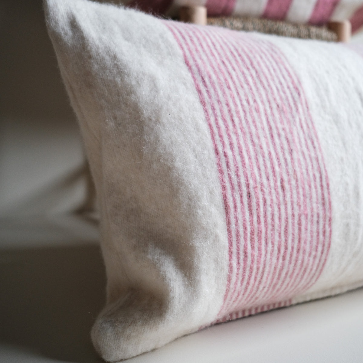 Household Hardware - kussen - Zacht Roze - Dunne Strepen