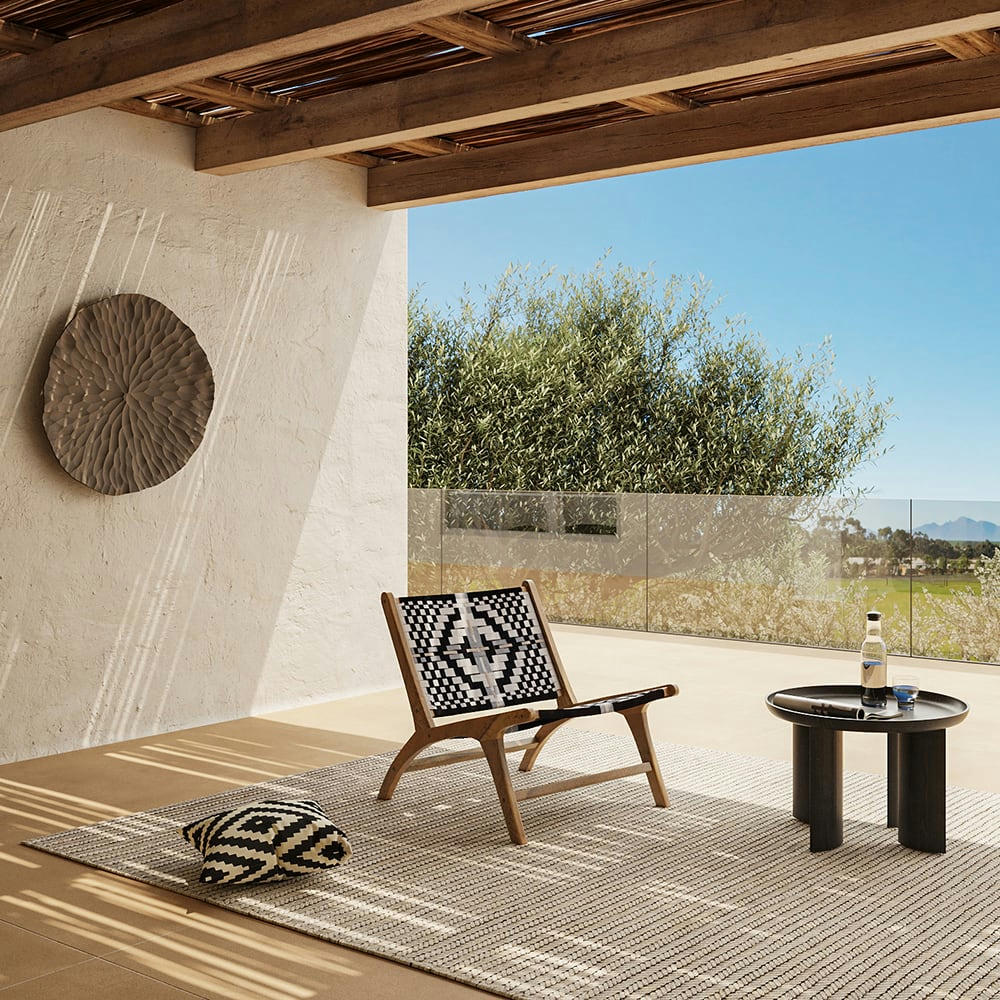 CALLIE - Fauteuil noir et blanc en bois de teck et laine tressée