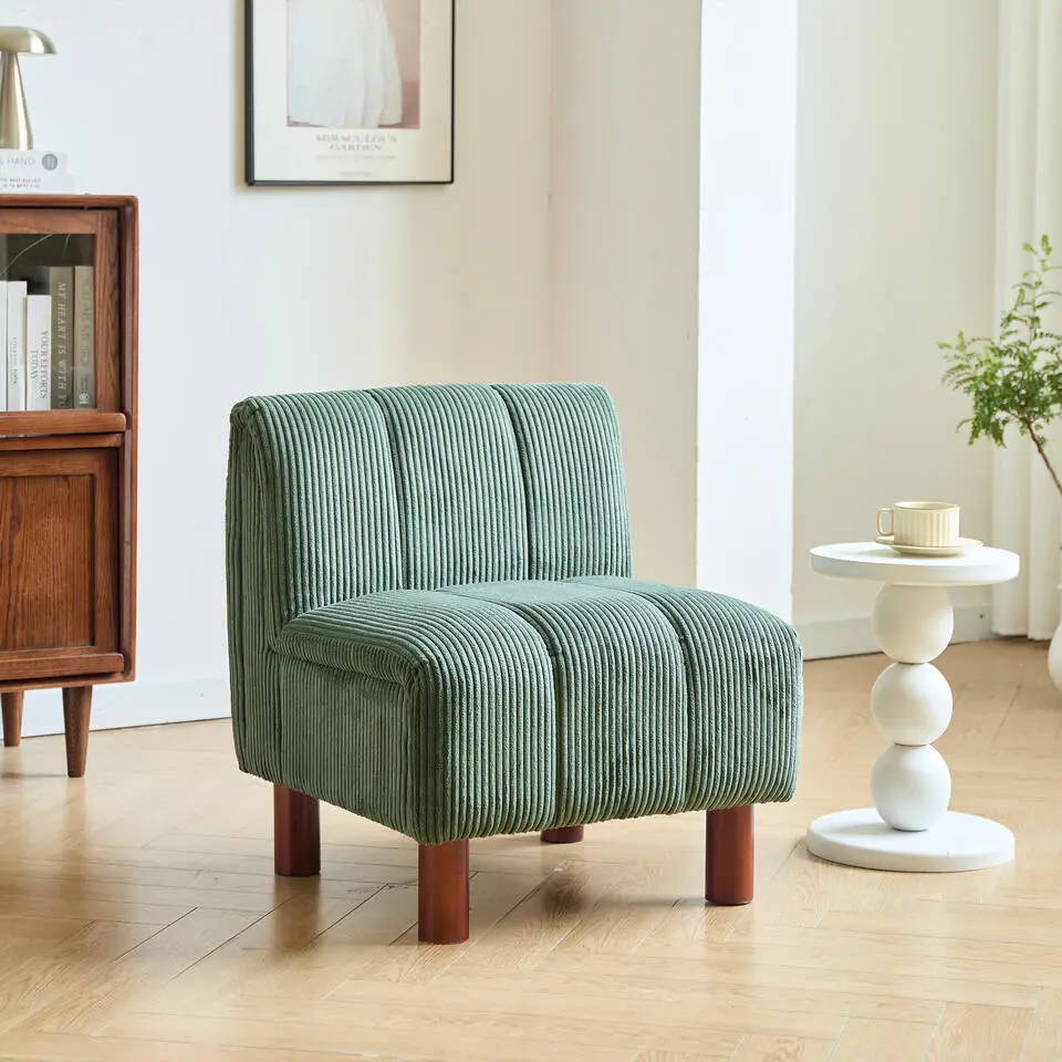 Fauteuil van massief hout en groene ribfluweel