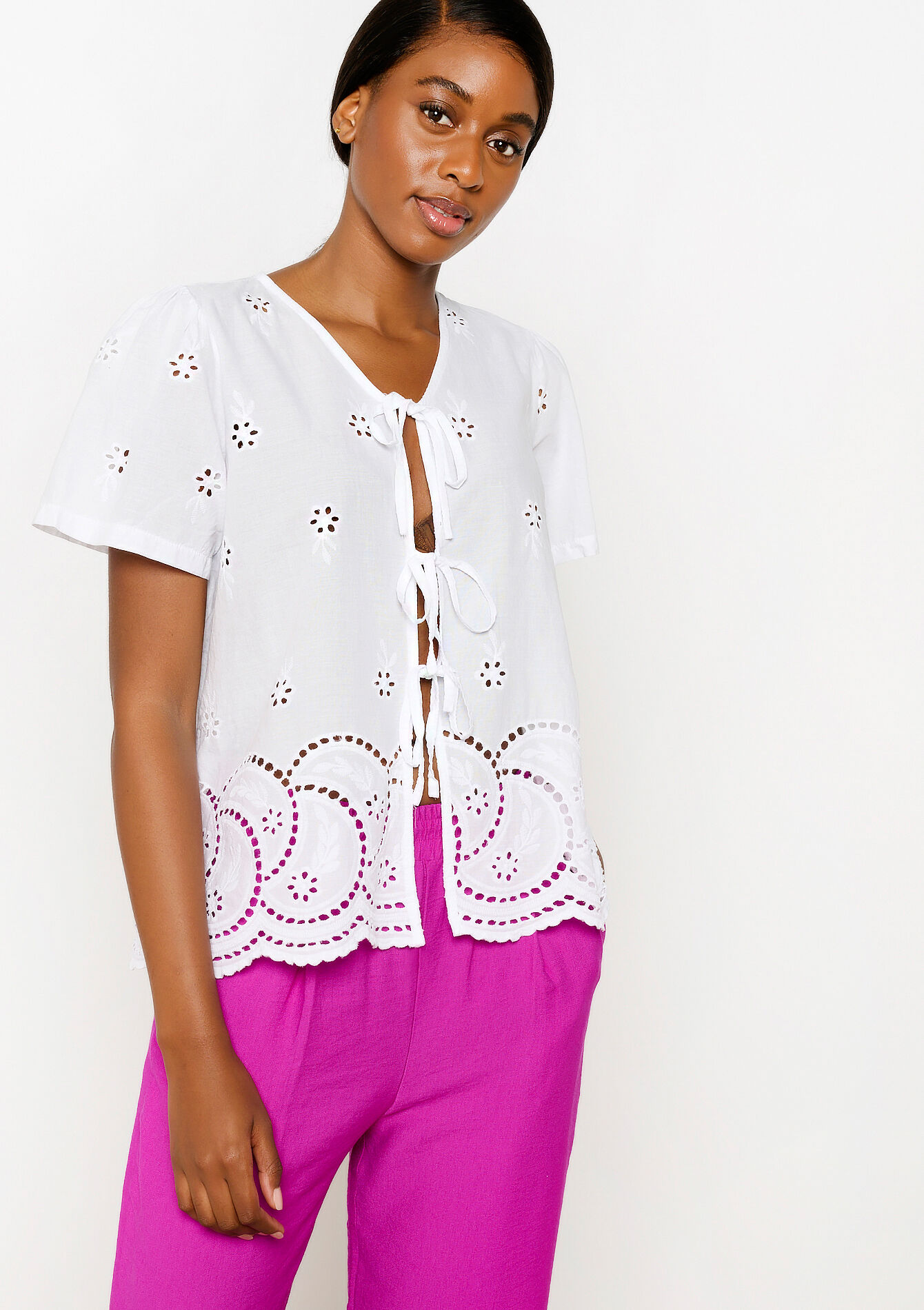 Blouse met broderie en strikjes