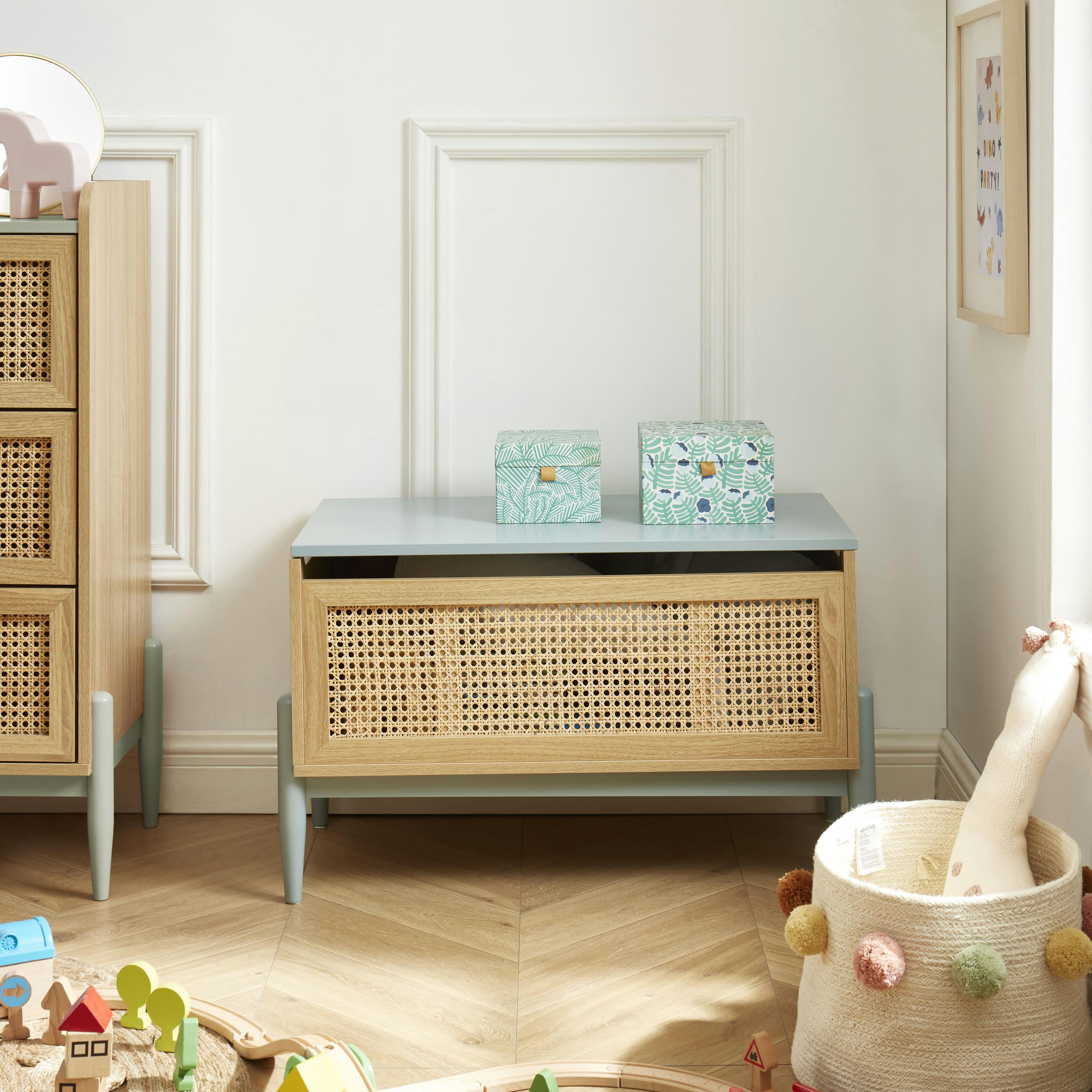 PABLO - Coffre à jouet  bleu et cannage rotin