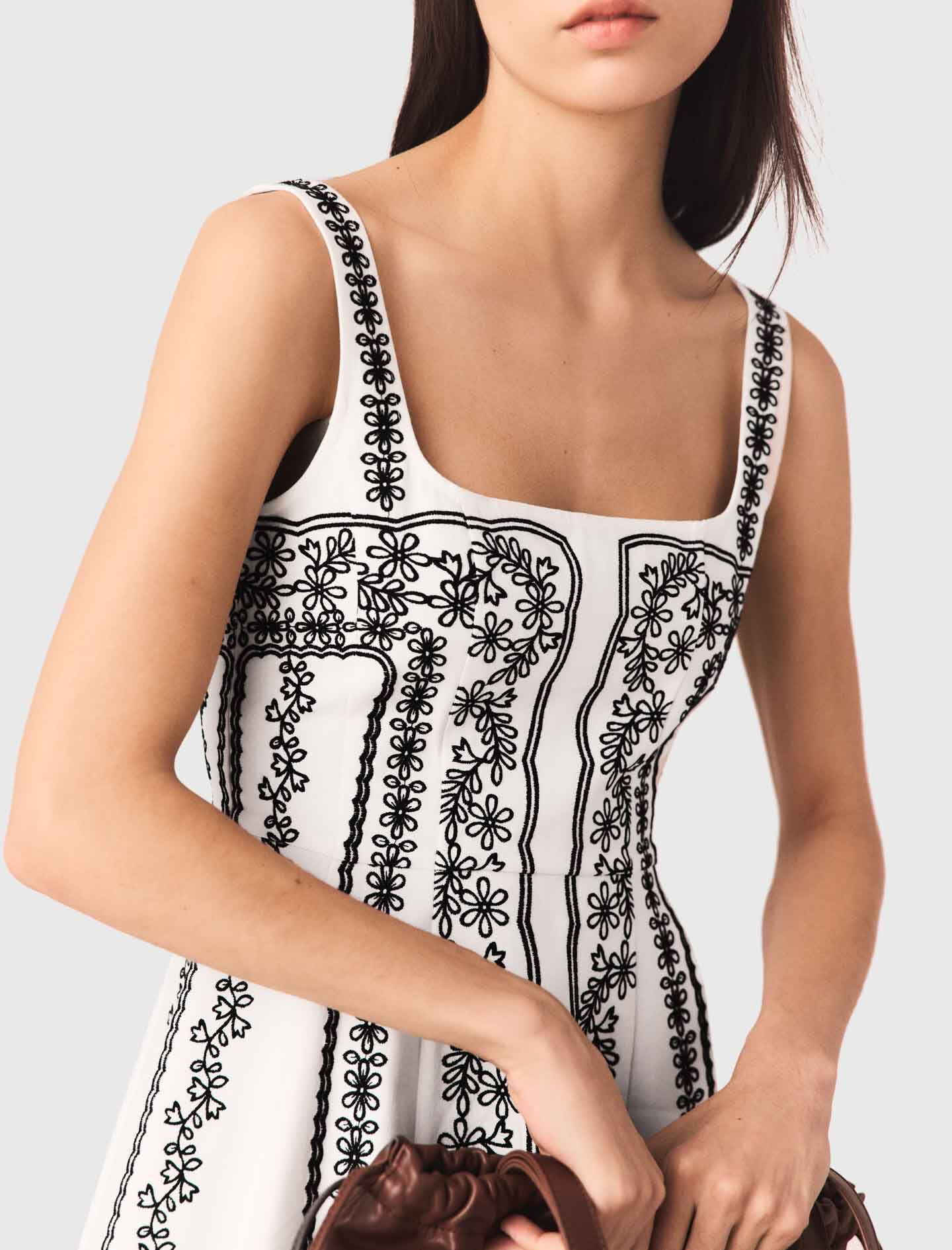 Robe courte brodée à bretelles