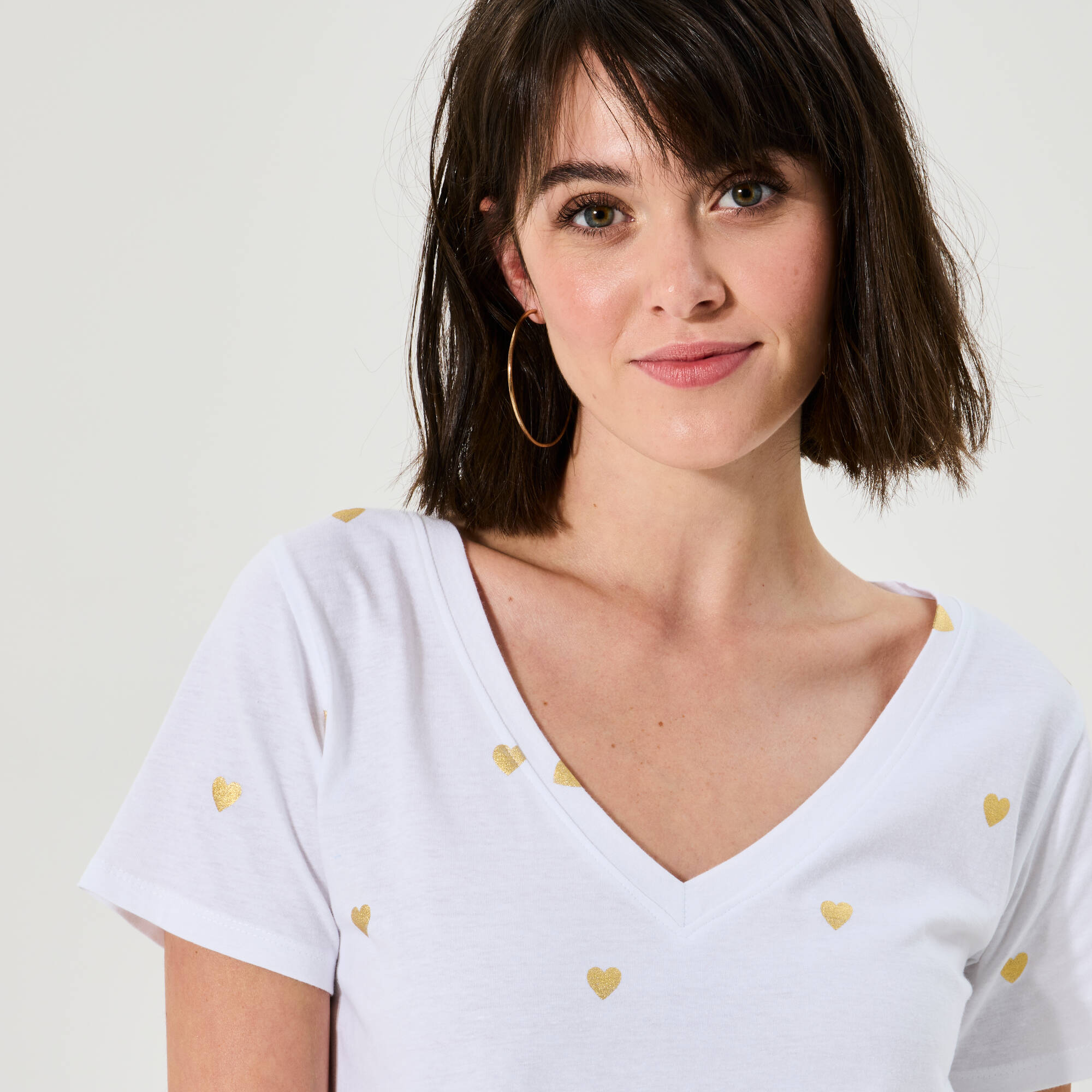 T-shirt col V imprimé cœurs dorés