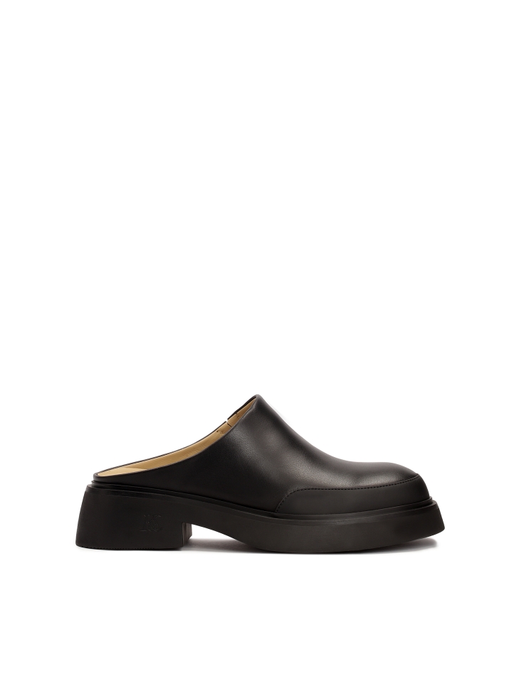 Leather clogs on a comfortable sole