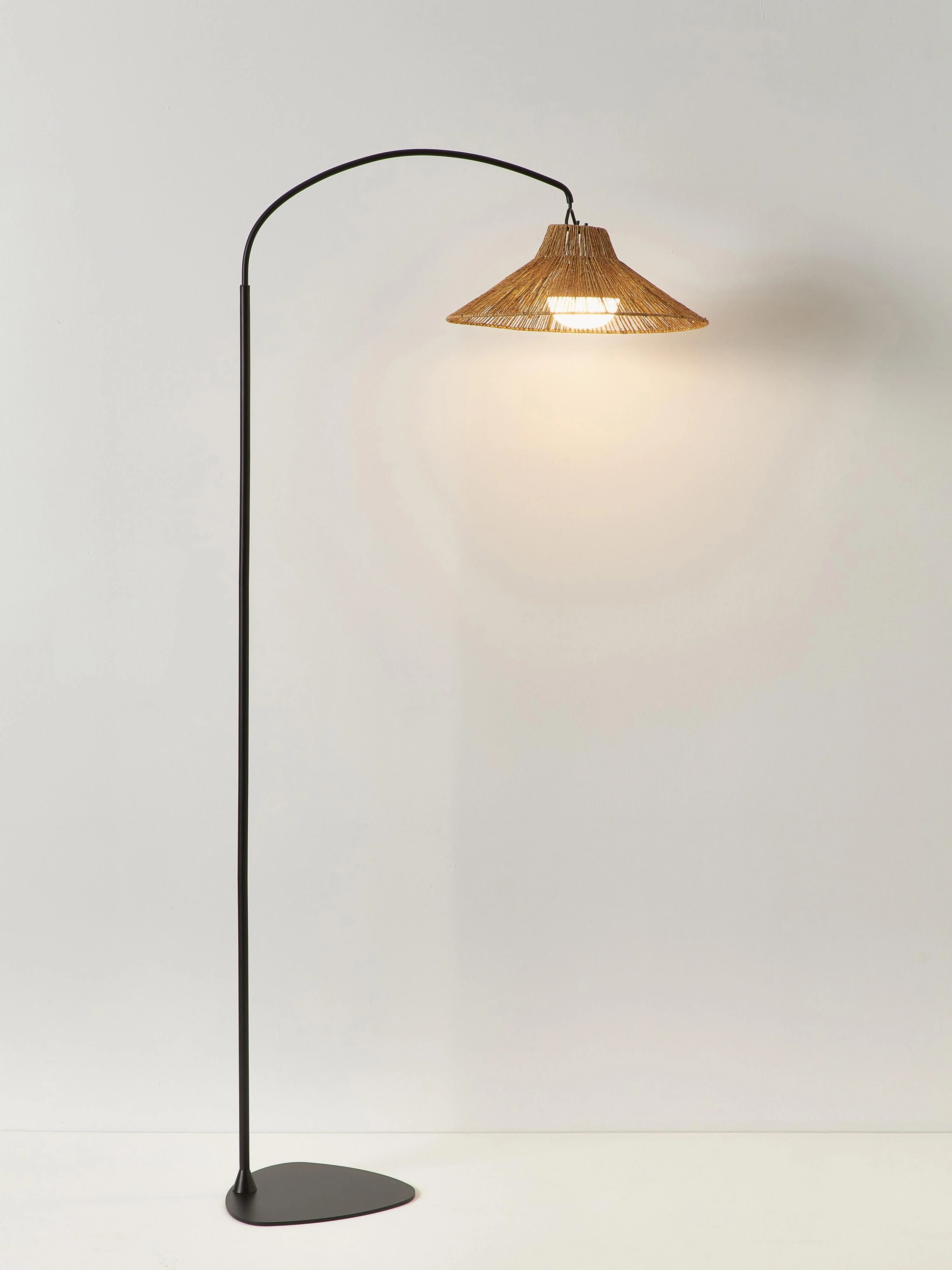 Handgefertigte dimmbare LED-Stehlampe Niza mit Fernbedienung
