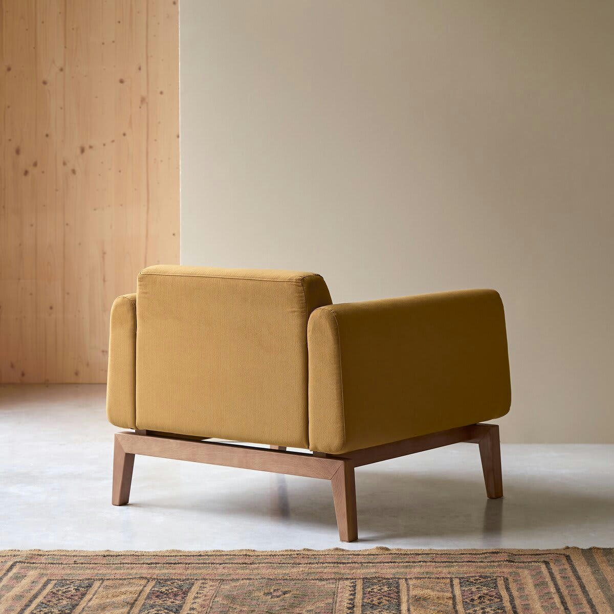 BJORN - Fauteuil en chêne massif et tissu moutarde